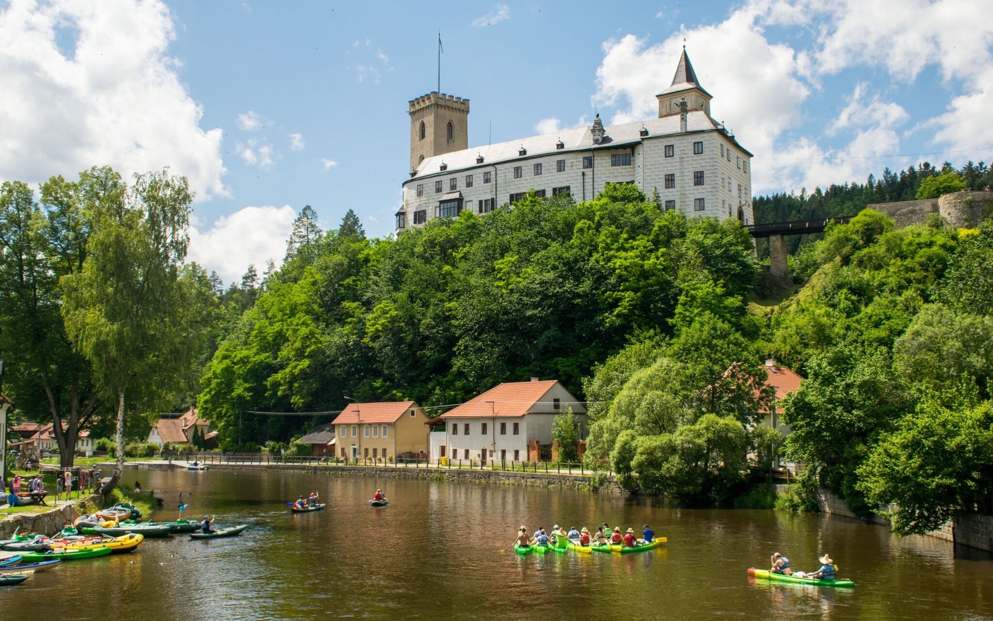 Jižní Čechy blízko hradu: Apartmány Rožmberk na břehu Vltavy se snídaněmi formou bufetu + venkovní posezení