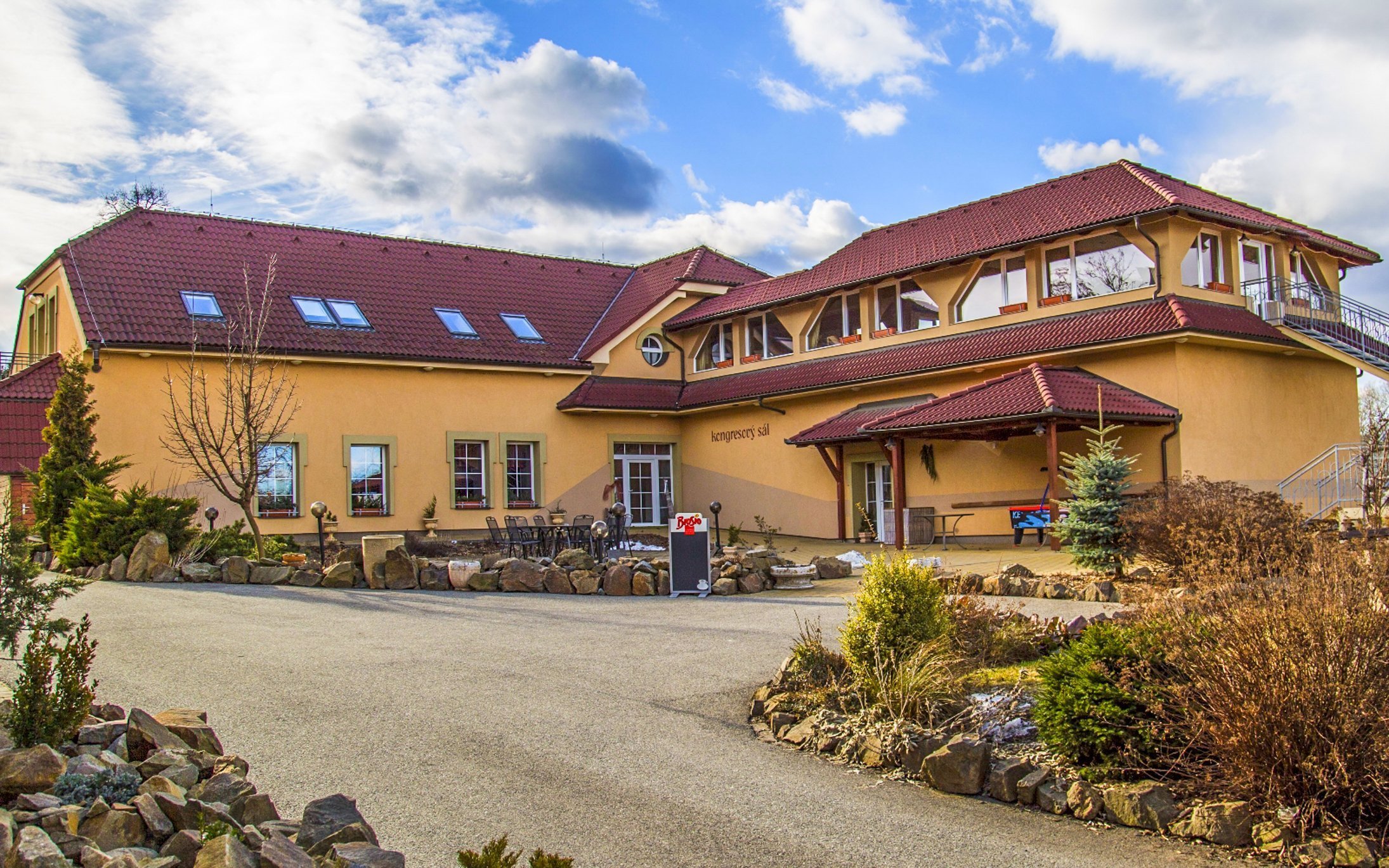 Jižní Morava u Vyškova: Hotel Allvet *** v bývalém letohrádku se snídaní/polopenzí a koupacím biotopem + sport