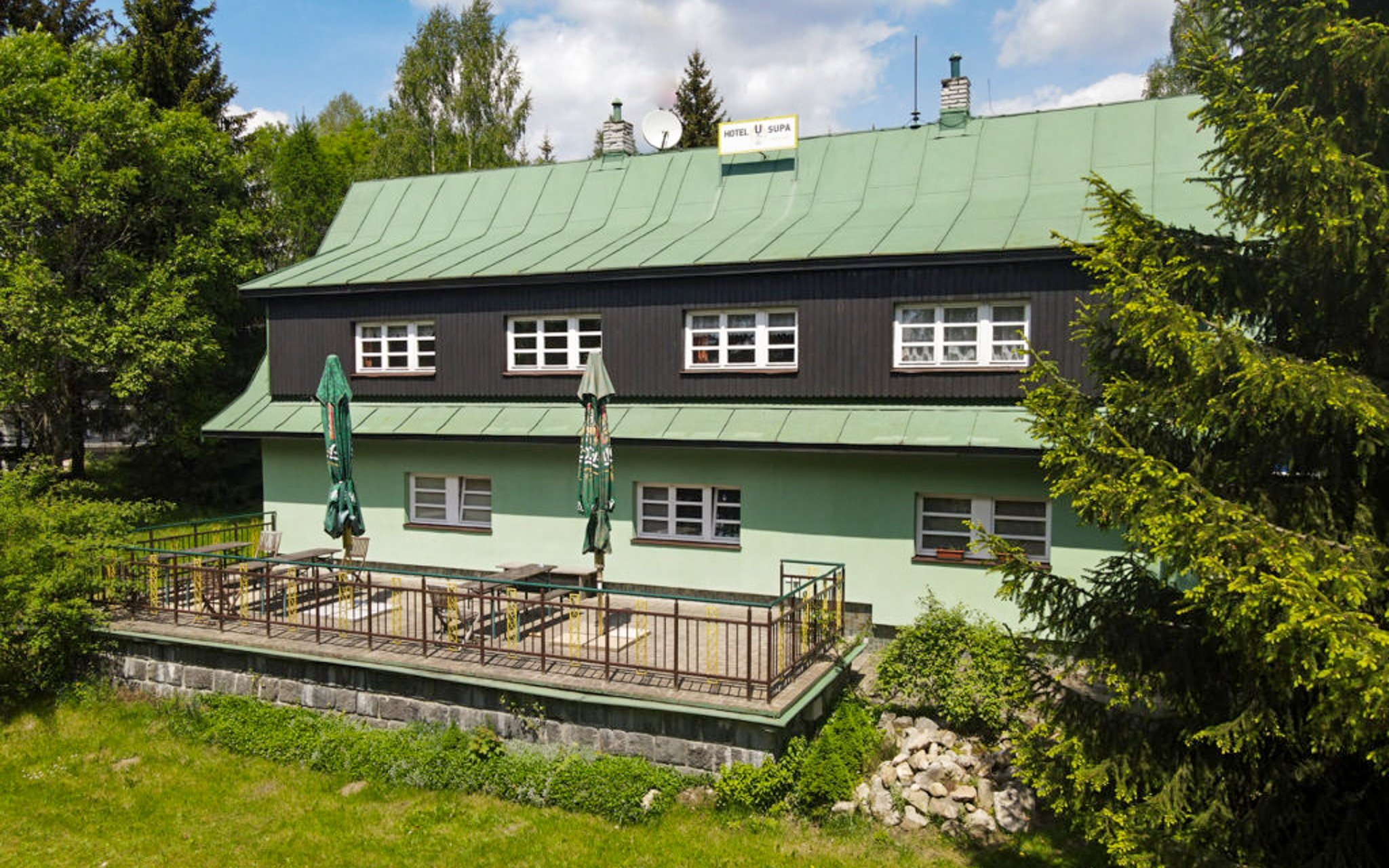 Krkonošský NP: Harrachov v Hotelu U Supa *** se snídaní a slevou na nápoje a na masáž + dětský koutek, hřiště