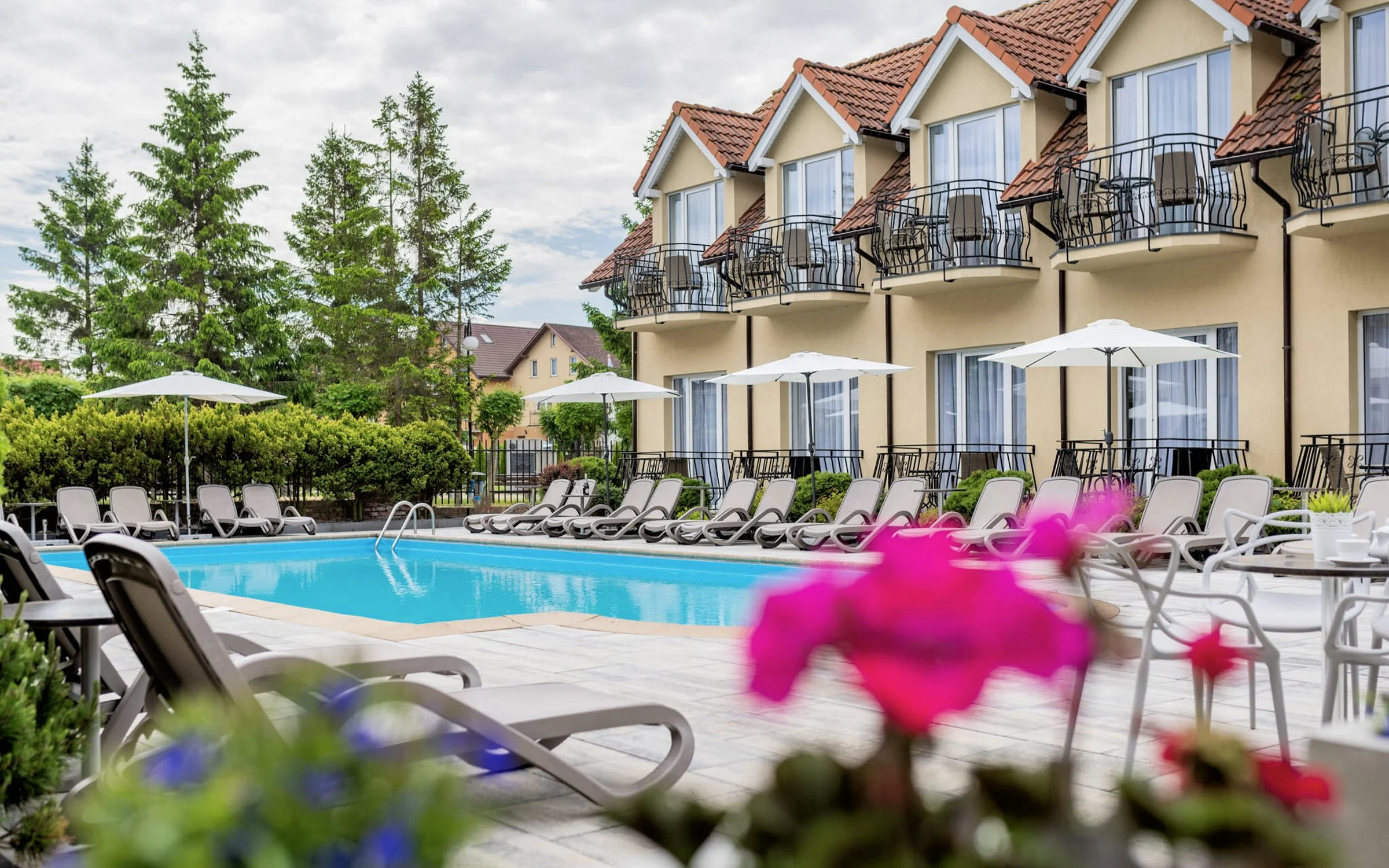 Letovisko Rewal na břehu Baltského moře: Hotel Alcest *** přímo u pláže se snídaní a wellness (bazén, vířivka)