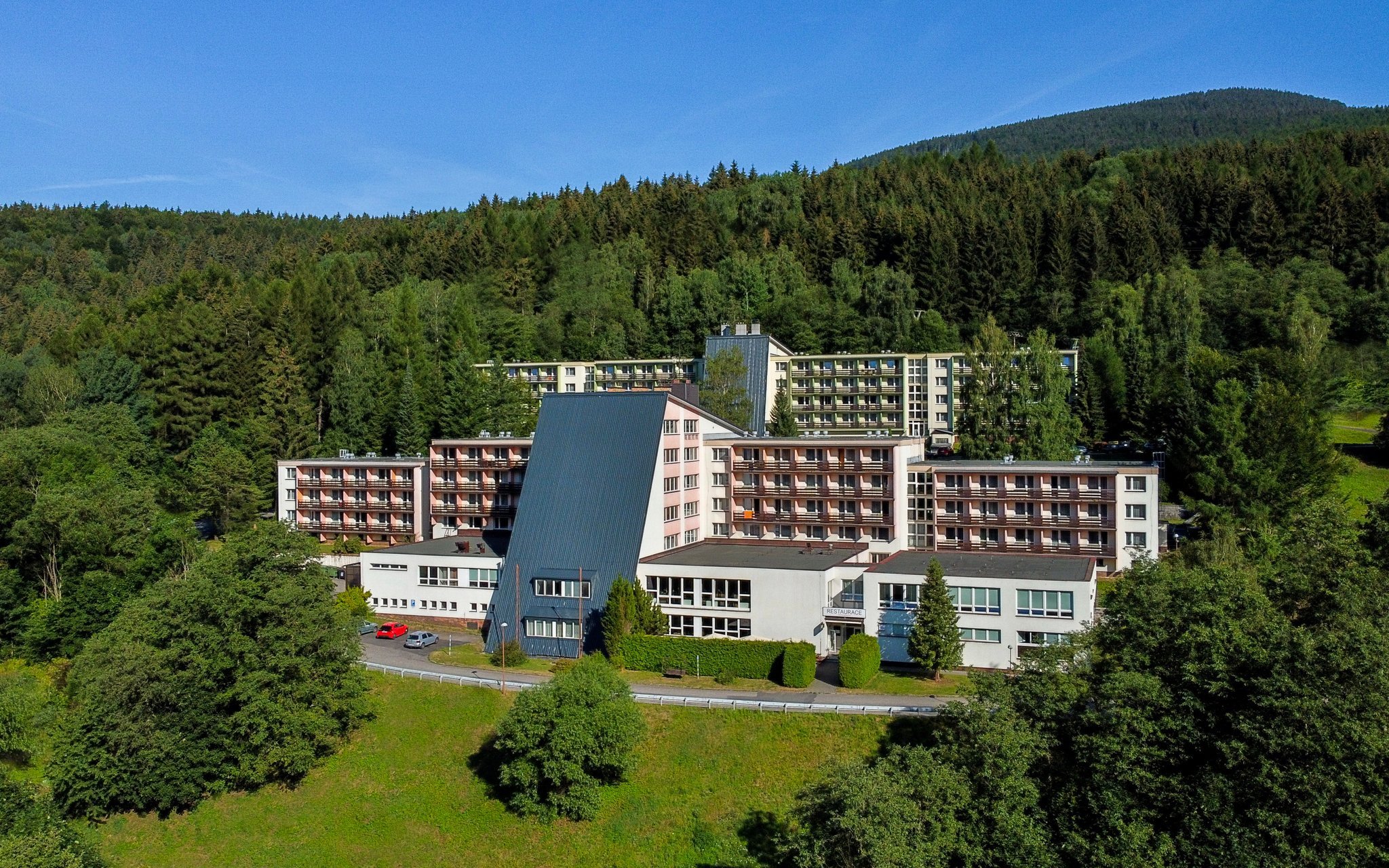 Hrubý Jeseník: Resort Dlouhé Stráně ***superior v Horní budově se snídaní/polopenzí + možnost wellness