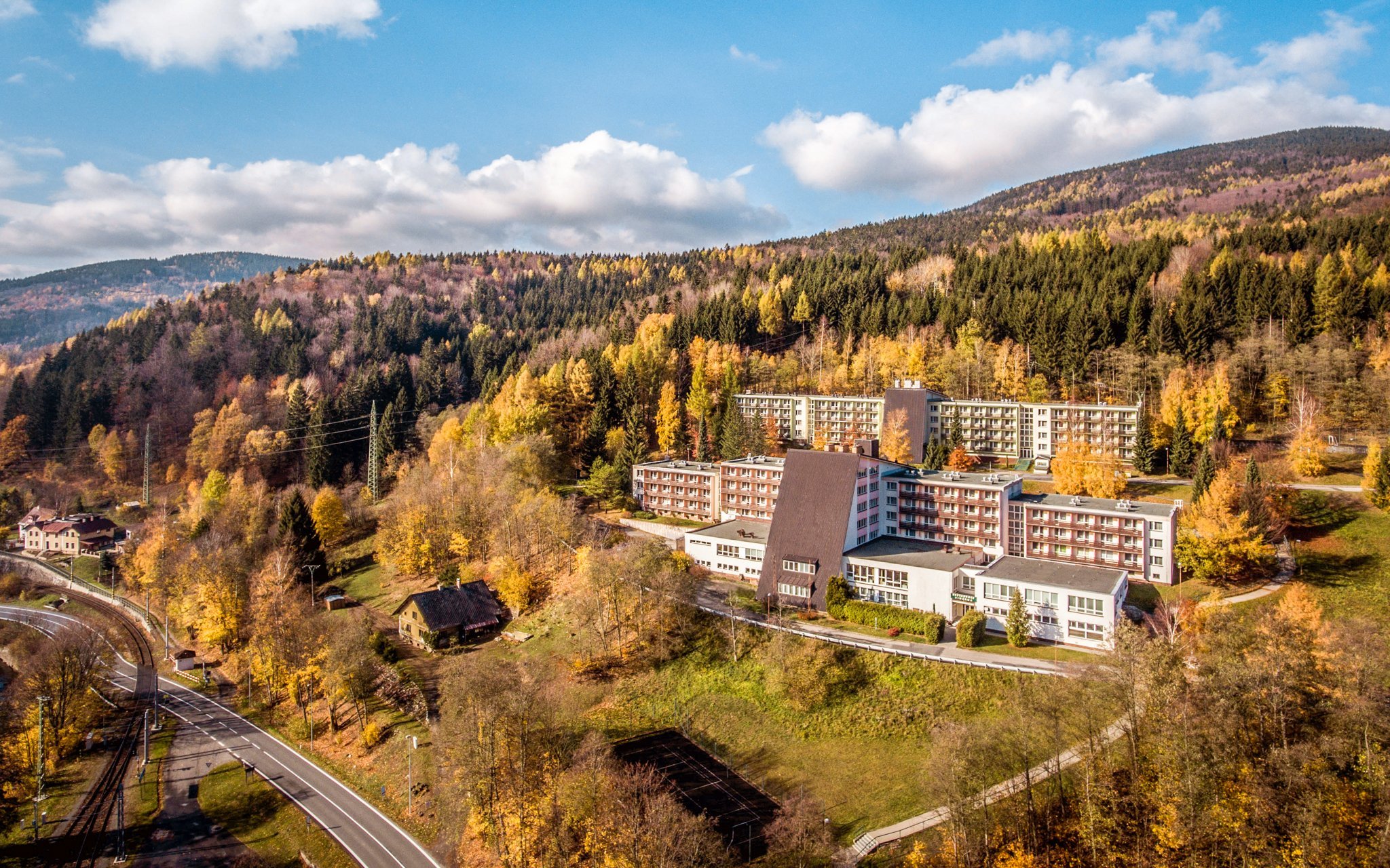 Hrubý Jeseník: Resort Dlouhé Stráně ***superior v Dolní budově se snídaní/polopenzí + možnost wellness