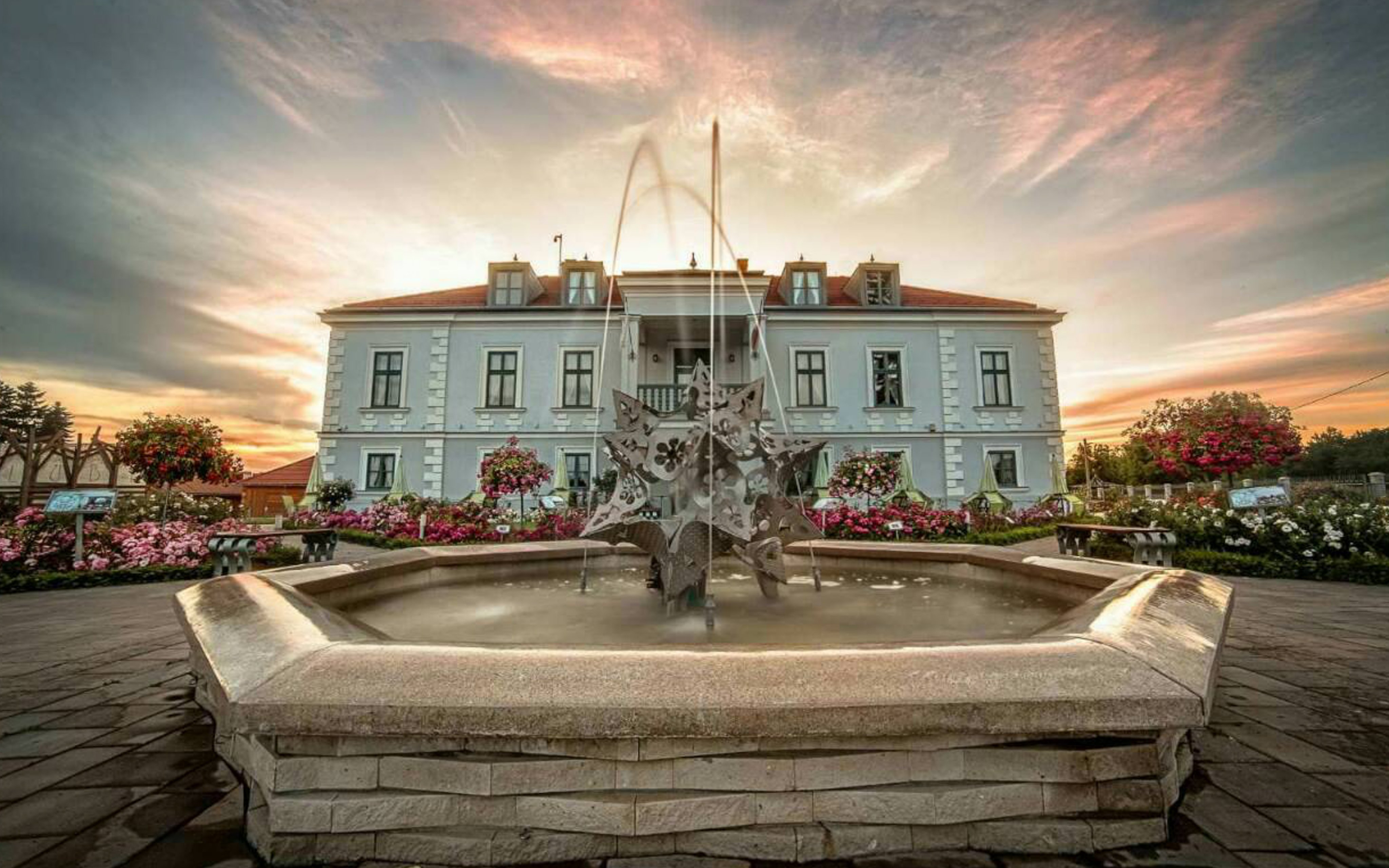 Maďarsko u zámku: Dovolená v Luby Panzió s polopenzí, wellness (bazén, sauna), zapůjčením kol a vstupenkami