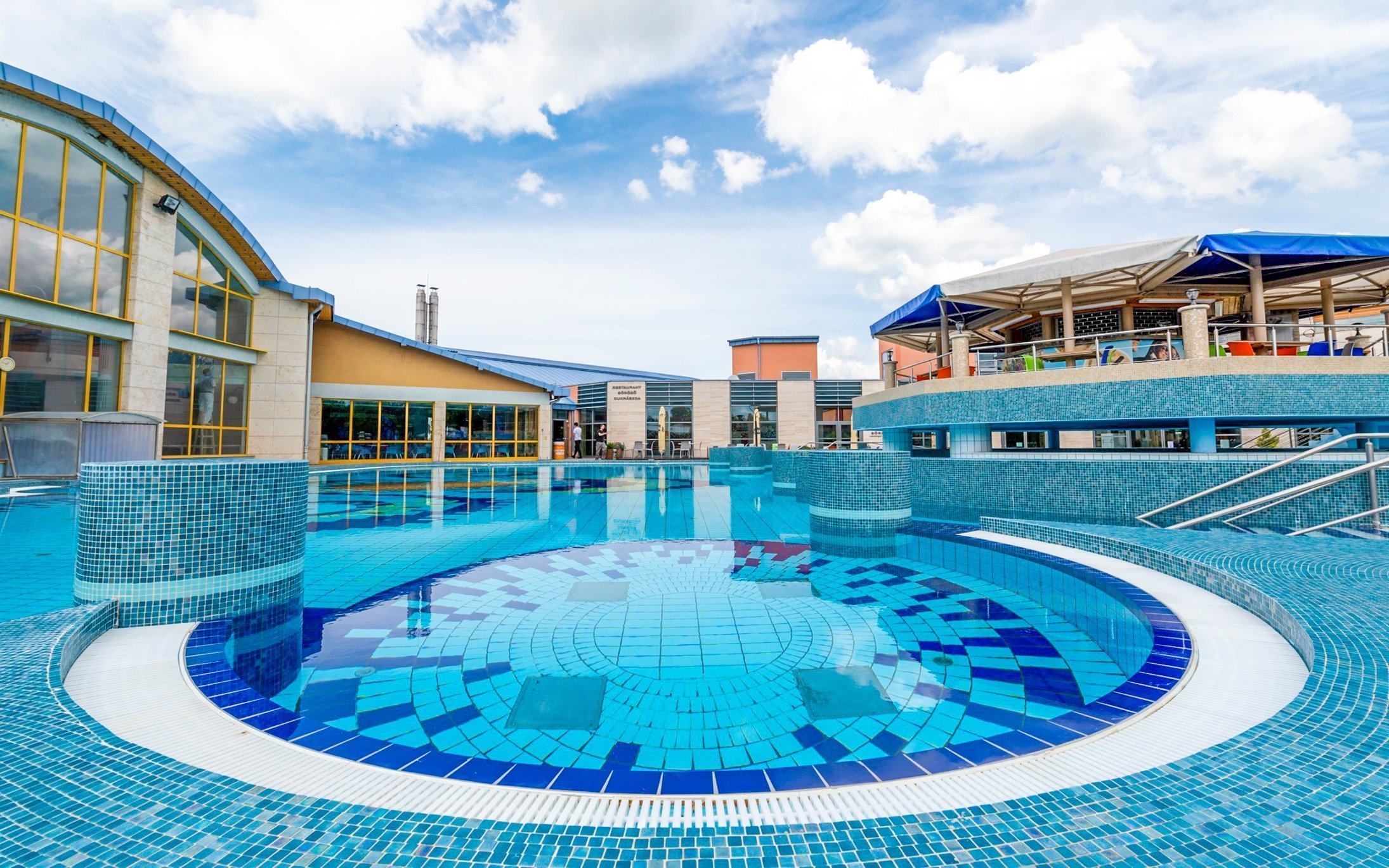 Dovolená přímo v areálu lázní: Park Inn by Radisson Sárvár ****+ s all inclusive a termálními bazény + animace