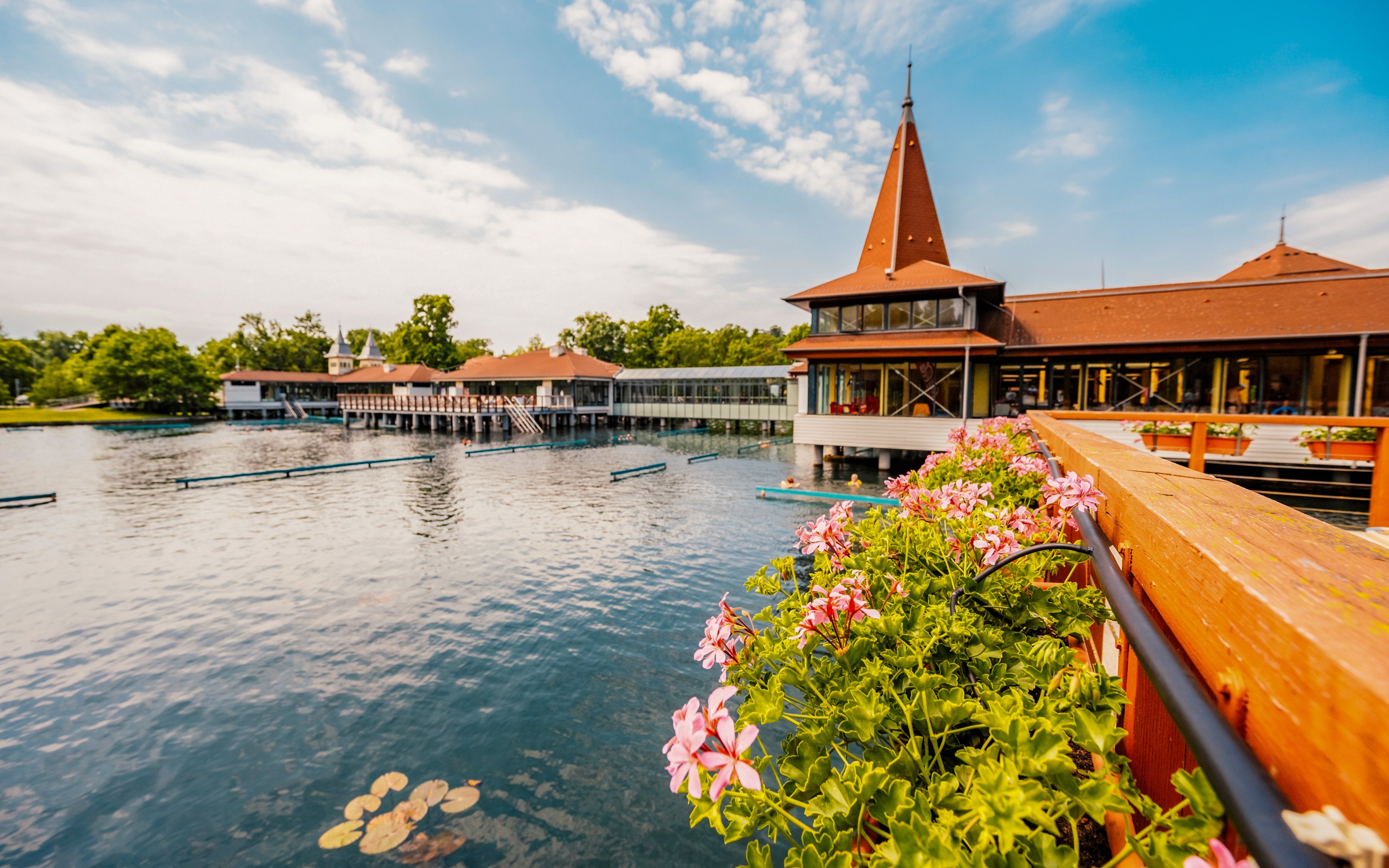 Maďarsko: Hévíz 200 m od termálního jezera v Penzionu Auróra Vendégház se snídaní + vstup do jezerních lázní