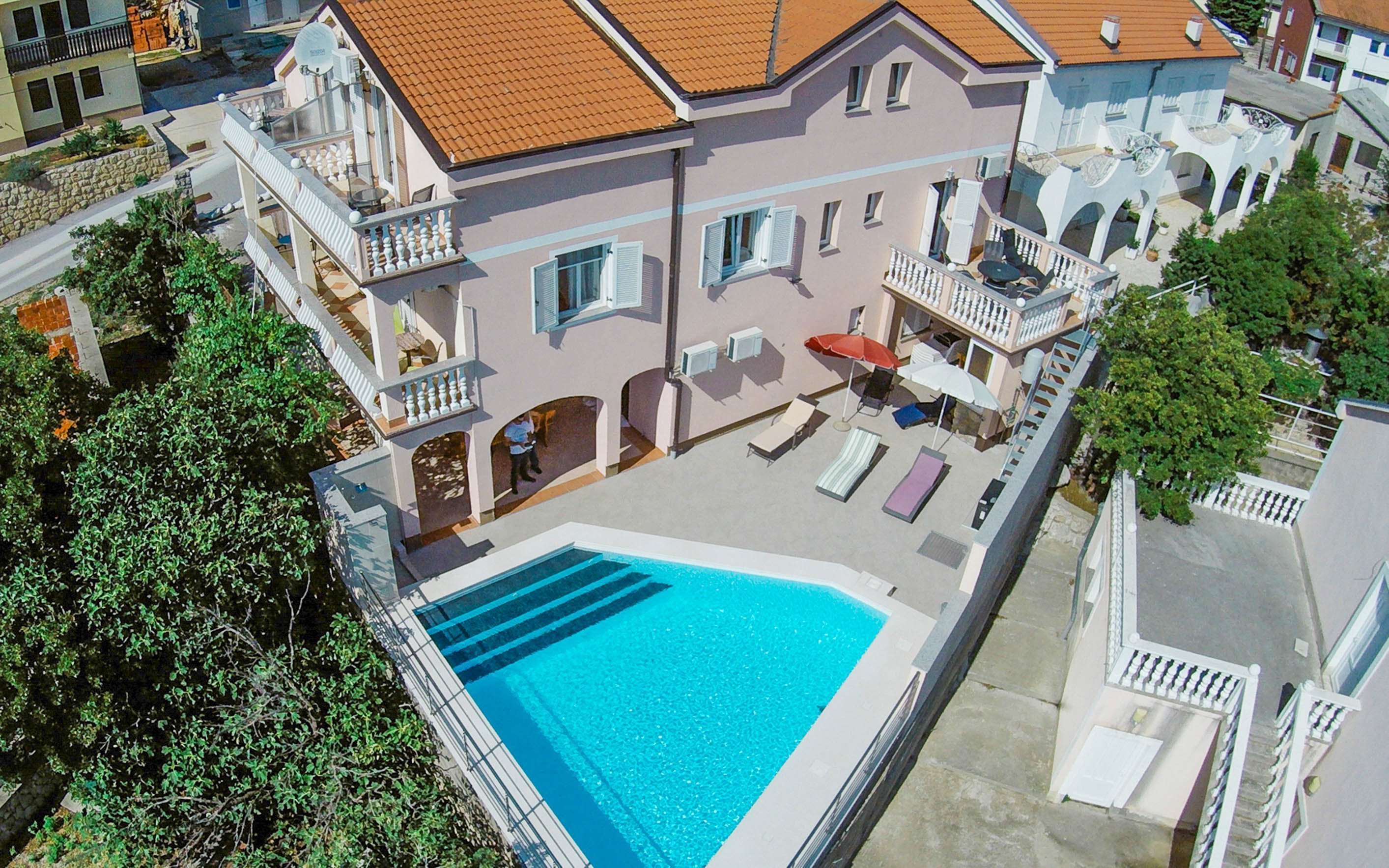 Chorvatský Karlobag jen 250 m od pláže pro 4-7 osob v klimatizovaných Apartmánech Kathy s venkovním bazénem