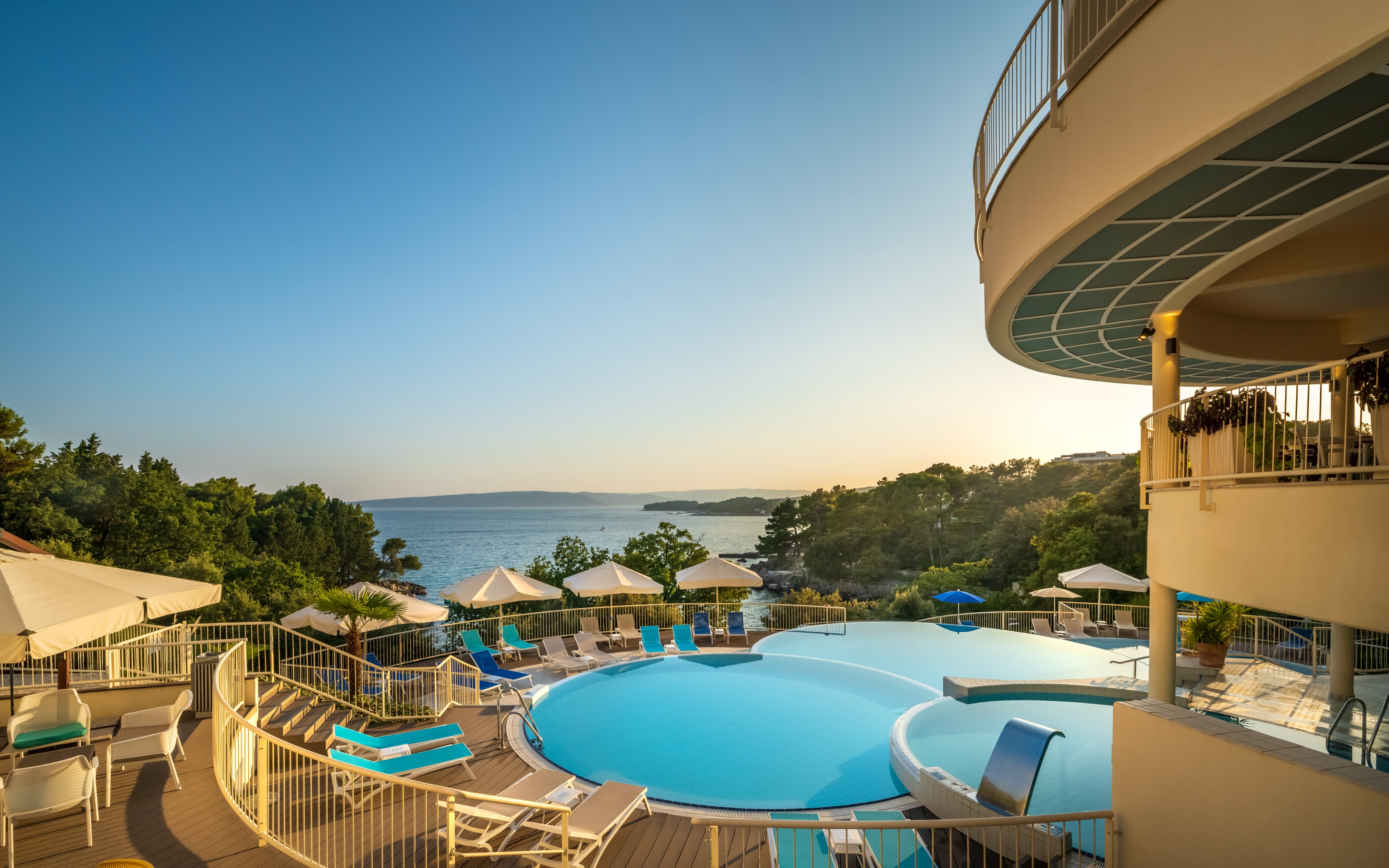 Chorvatsko plné zábavy: Hotel Sunny Krk *** přímo u pláže s rozšířenou polopenzí, bazénem + třetí osoba zdarma