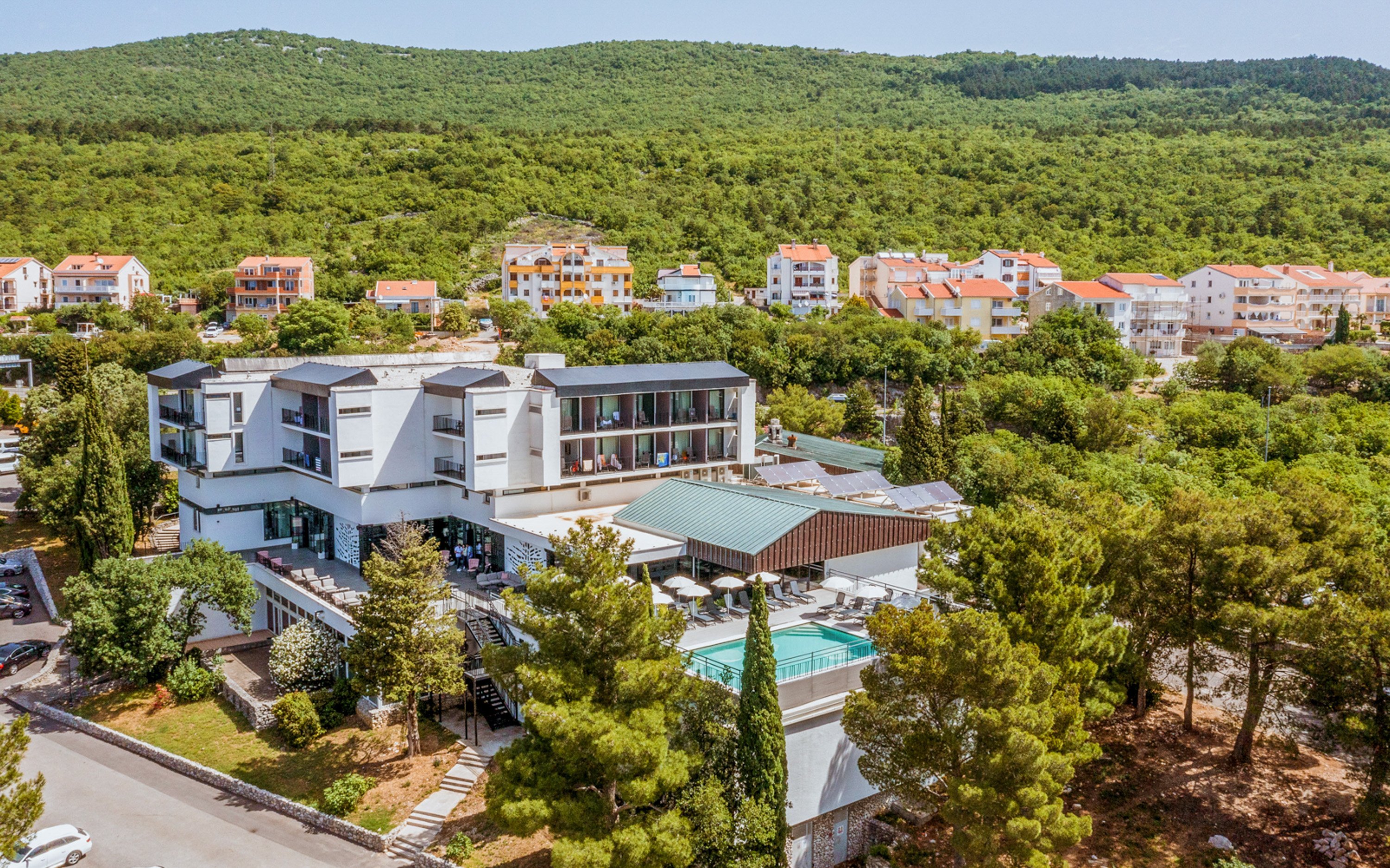 Crikvenica 500 m od moře a pláže v Hotelu Ad Turres *** se 2 bazény, polopenzí a dítětem do 12 let zdarma
