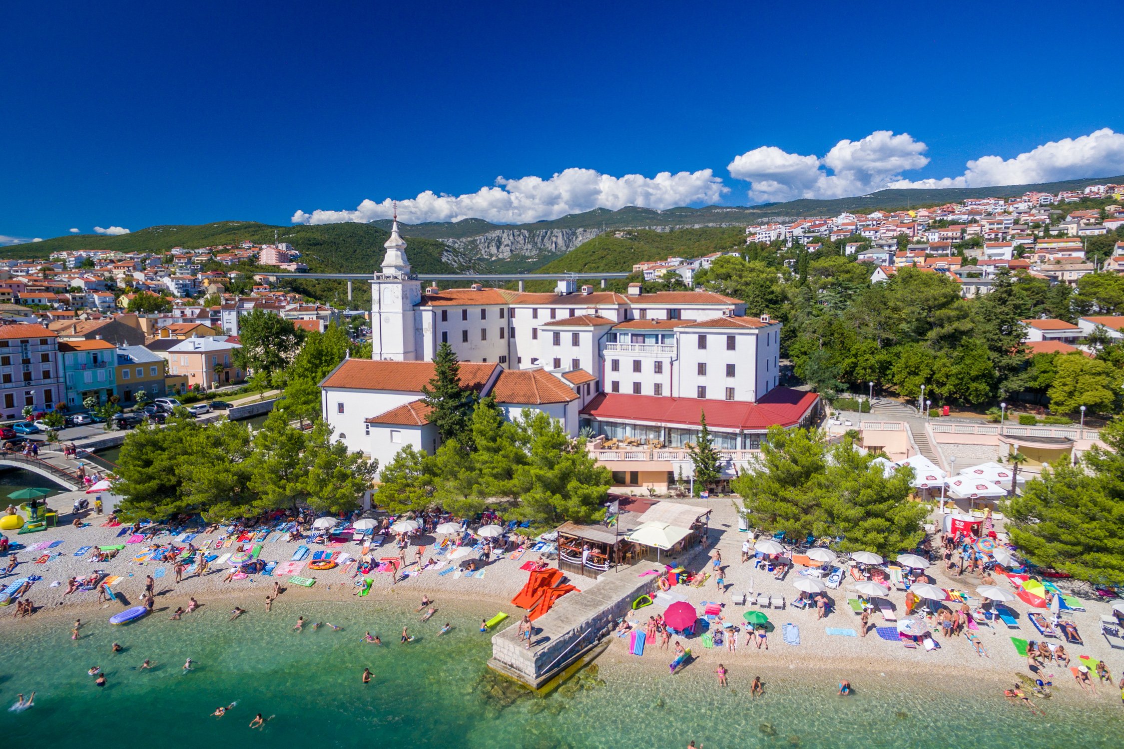 Letovisko Crikvenica jen 50 m od pláže v Hotelu Kaštel *** s polopenzí a nápoji + dítě do 12 let zdarma