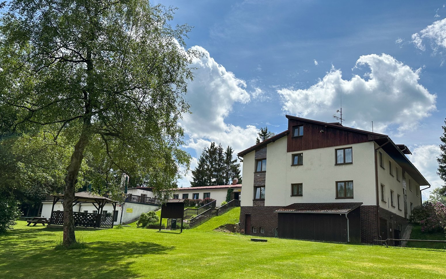 CHKO Žďárské vrchy: Pobyt v Hotelu a Penzionu Pegas *** se snídaní + sportovní vyžití, venkovní gril a hřiště