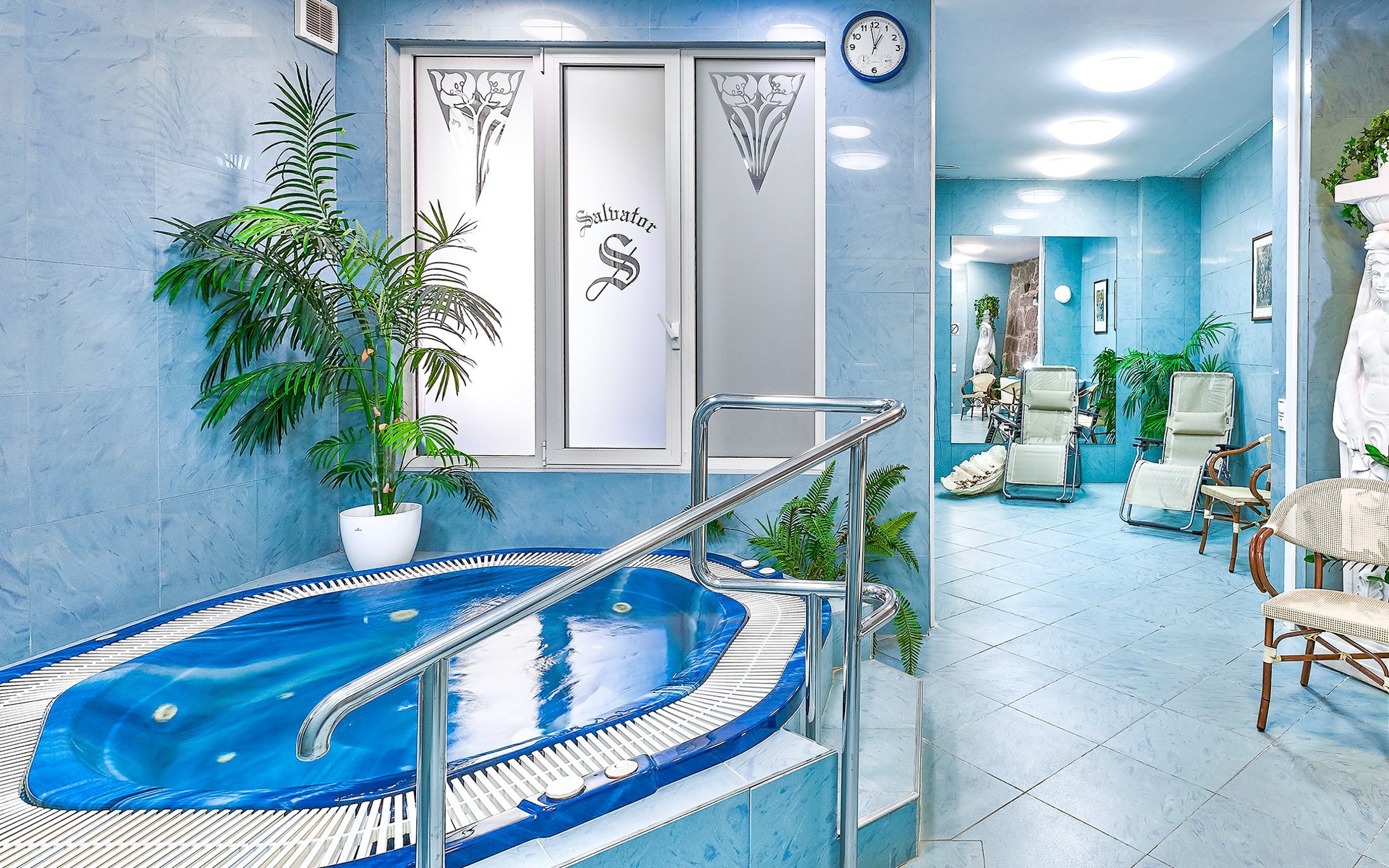 Karlovy Vary naproti Mlýnské kolonádě: Hotel Salvator **** se snídaní, vstupem do wellness, masáží a drinkem