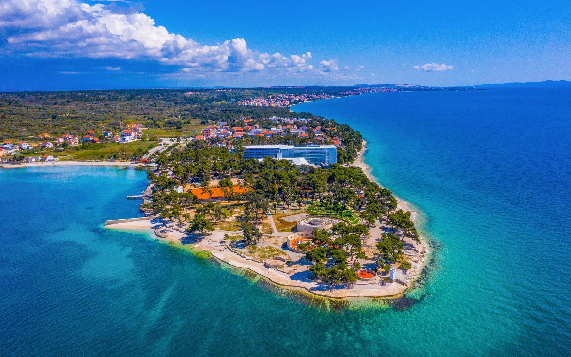 Chorvatsko nedaleko Zadaru a hned u pláže v Hotelu Pinija **** s bazény, wellness a animacemi + polopenze