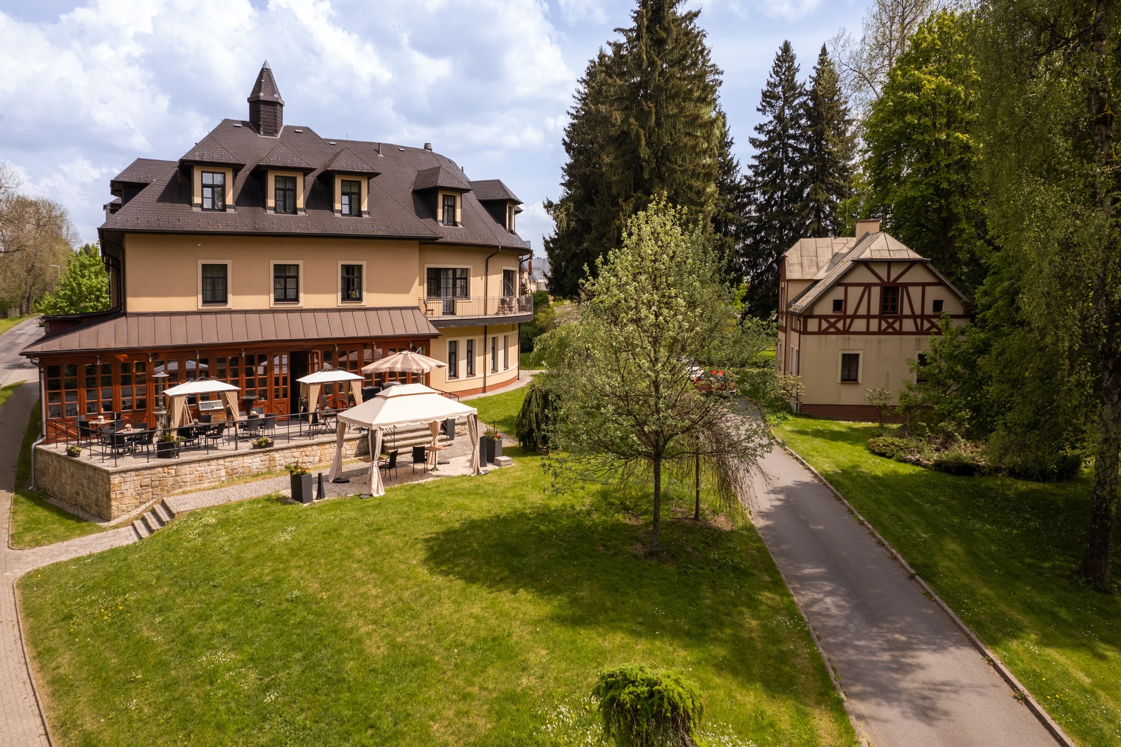 Mariánské Lázně: Wellness Golf Hotel Morris **** se snídaněmi formou bufetu, vířivkou, saunou a procedurami