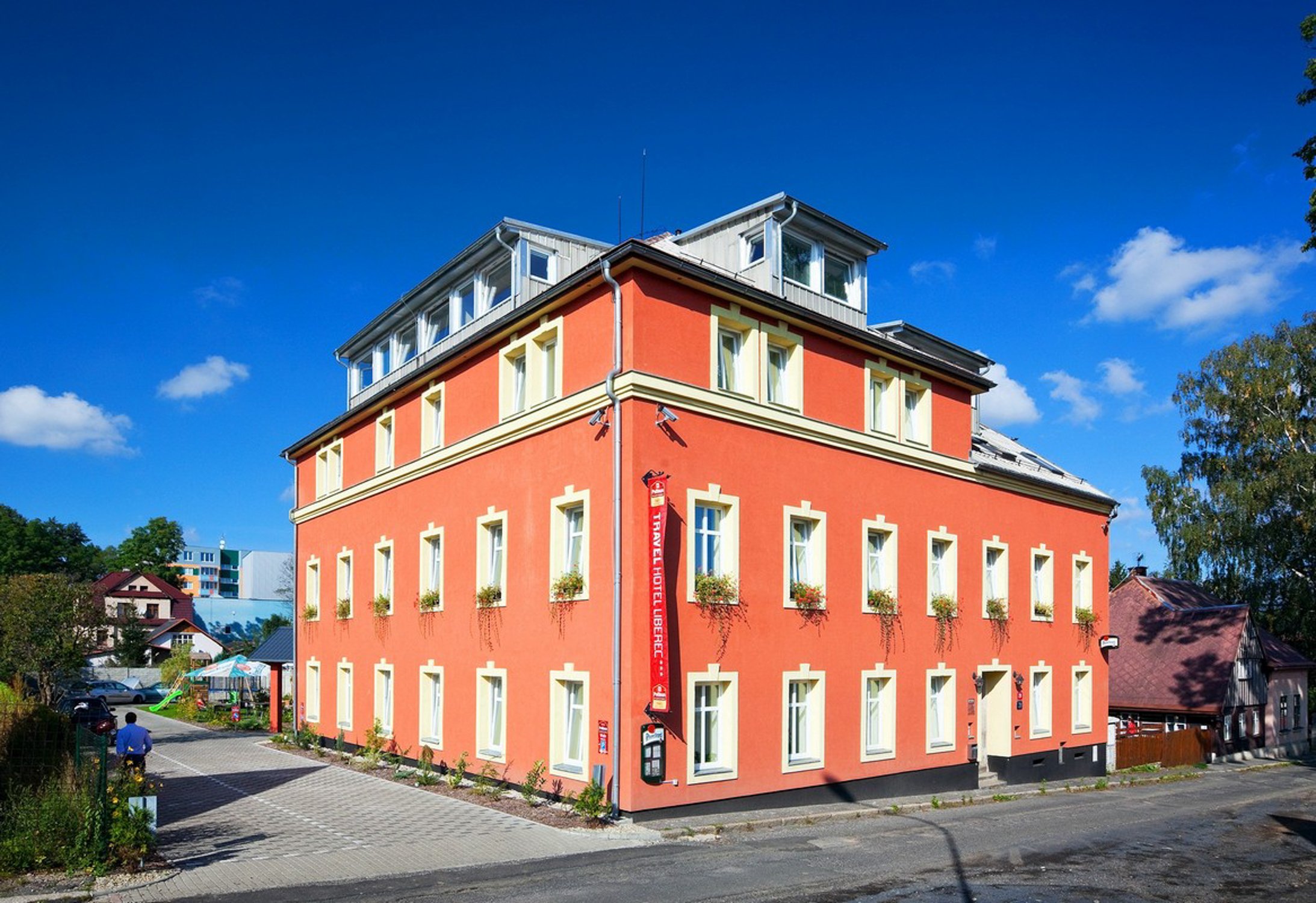 Liberec blízko Ještědu v Pytloun Wellness Travel Hotelu *** se snídaní, bazénem, vířivkou a saunami + tapas