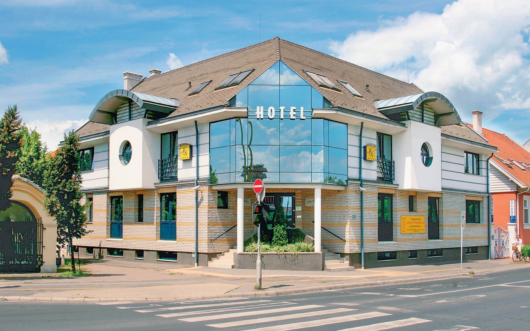 Maďarsko: Győr ve 3* budově Hotelu Kálvária se snídaní nebo polopenzí, vířivkou a 2 saunami + vstup do zoo