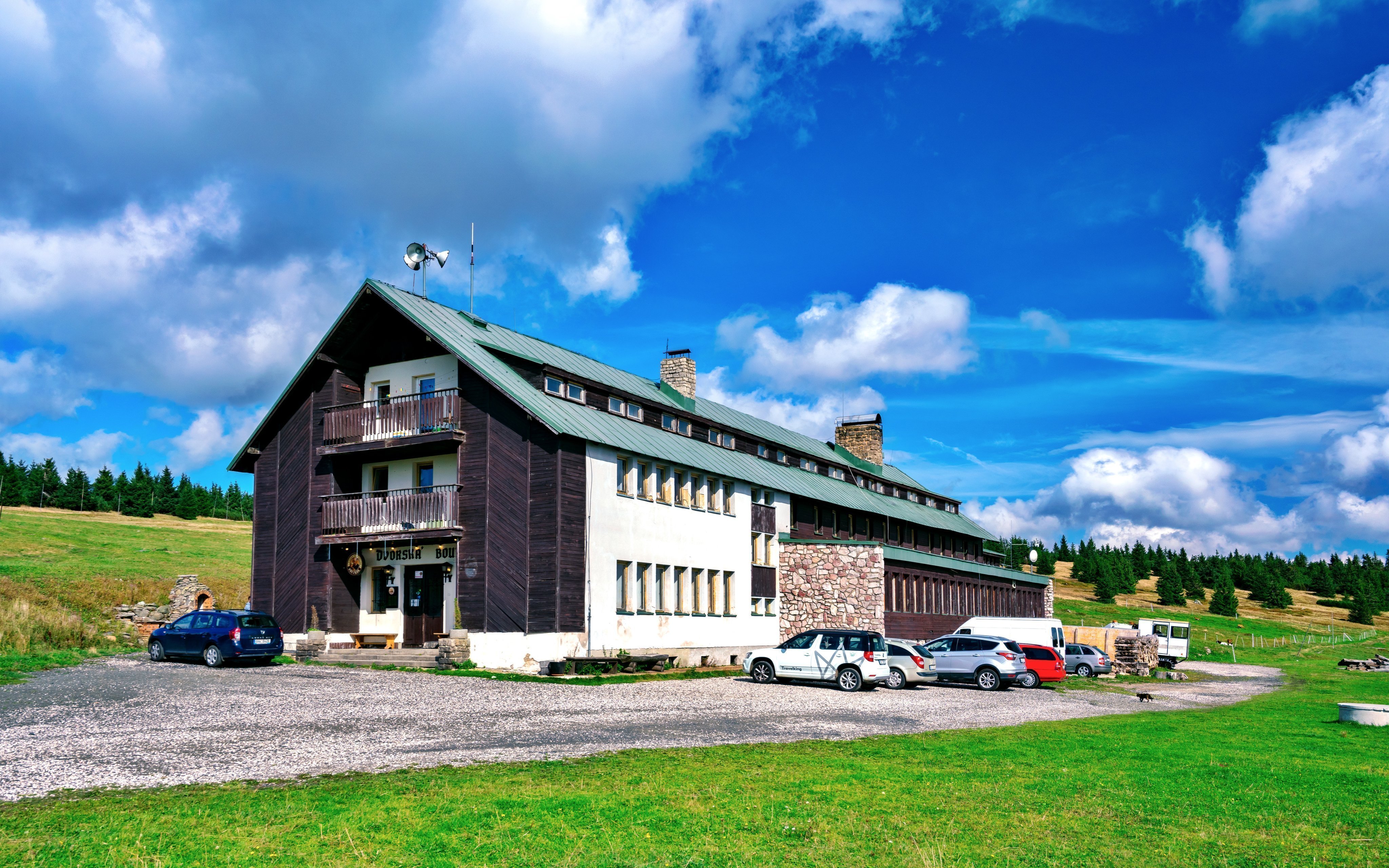 Dovolená v krkonošské přírodě mezi Špindlerovým Mlýnem a Pecí pod Sněžkou ve Dvorské Boudě s chutnou polopenzí
