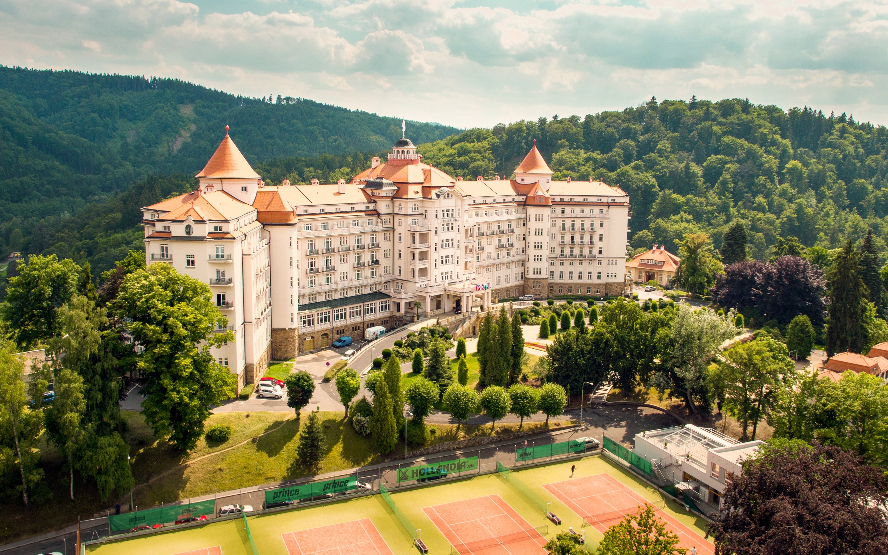 Karlovy Vary: Luxusní Hotel Imperial ***** s neomezeným wellness, 3 procedurami, kávou se zákuskem a polopenzí