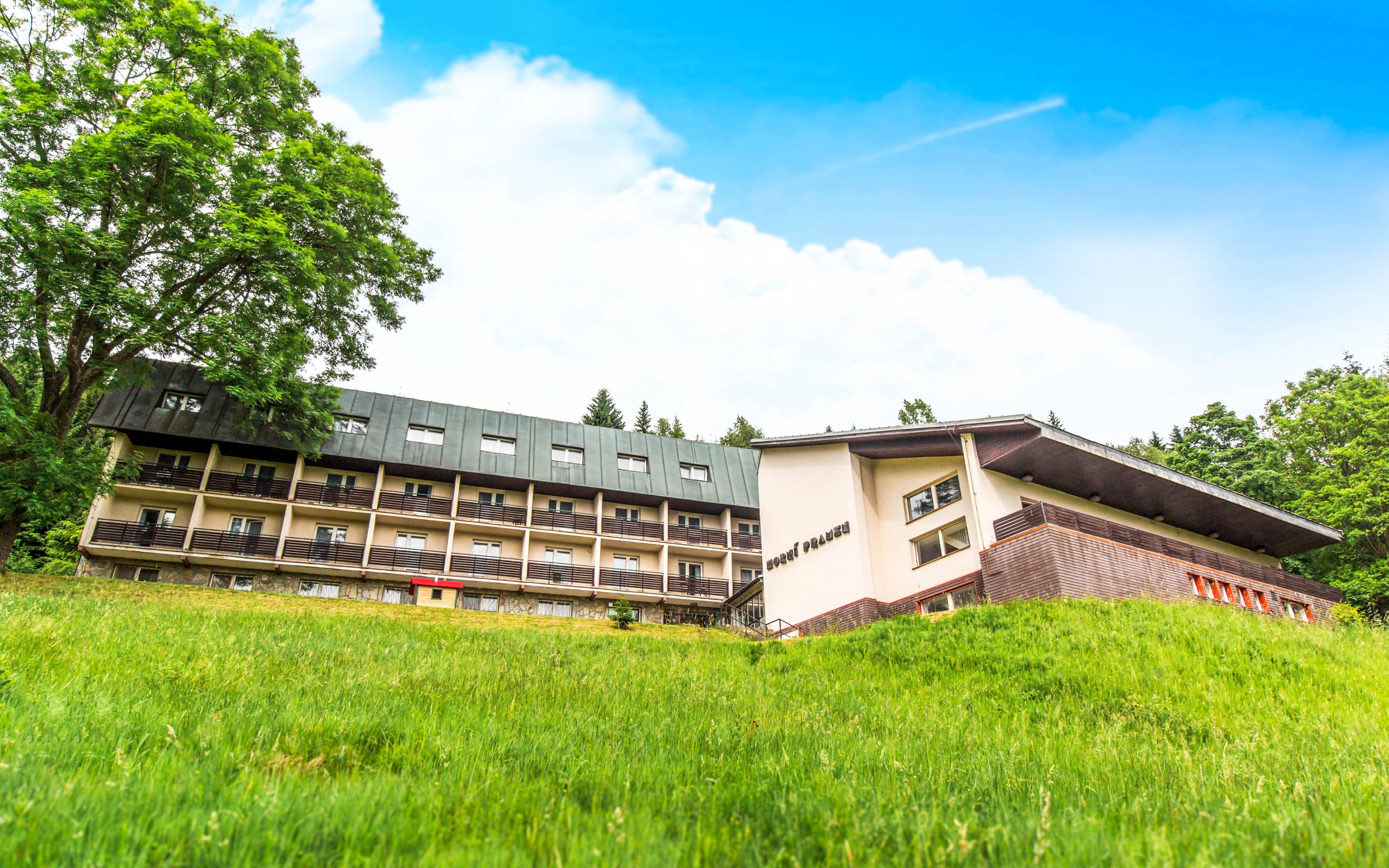 Krkonoše: Špindlerův Mlýn v Hotelu Horní Pramen s polopenzí, kávou se zákuskem, vyžitím a slevami