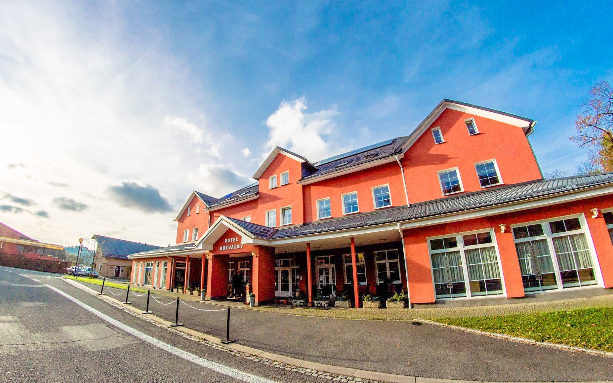 Beskydy poblíž aquaparku: Hotel Hukvaldy *** s polopenzí, wellness a bazénem neomezeně + finská a infra sauna