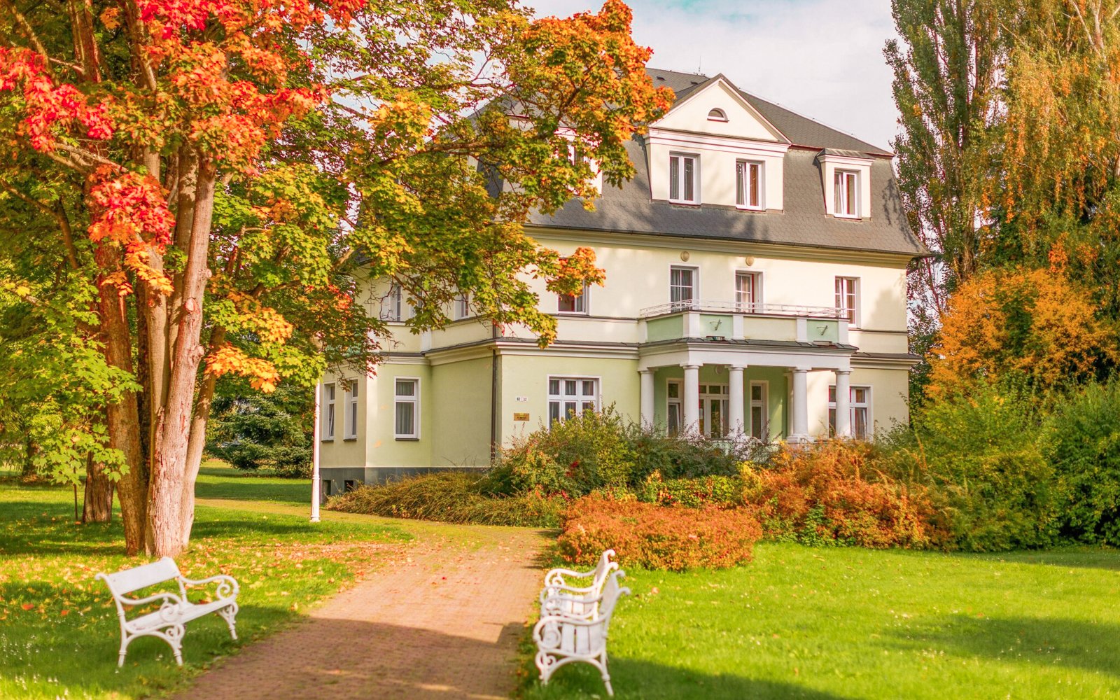 Konstantinovy Lázně: Lázeňské domy Mánes, Palacký a Purkyně s wellness a procedurami + polopenze