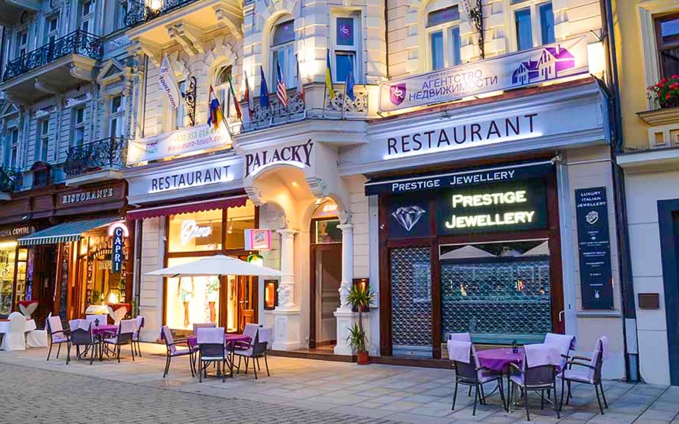 Karlovy Vary přímo v centru města v Hotelu Palacký **** se vstupem do Alžbětiných lázní, snídaní a oplatkami