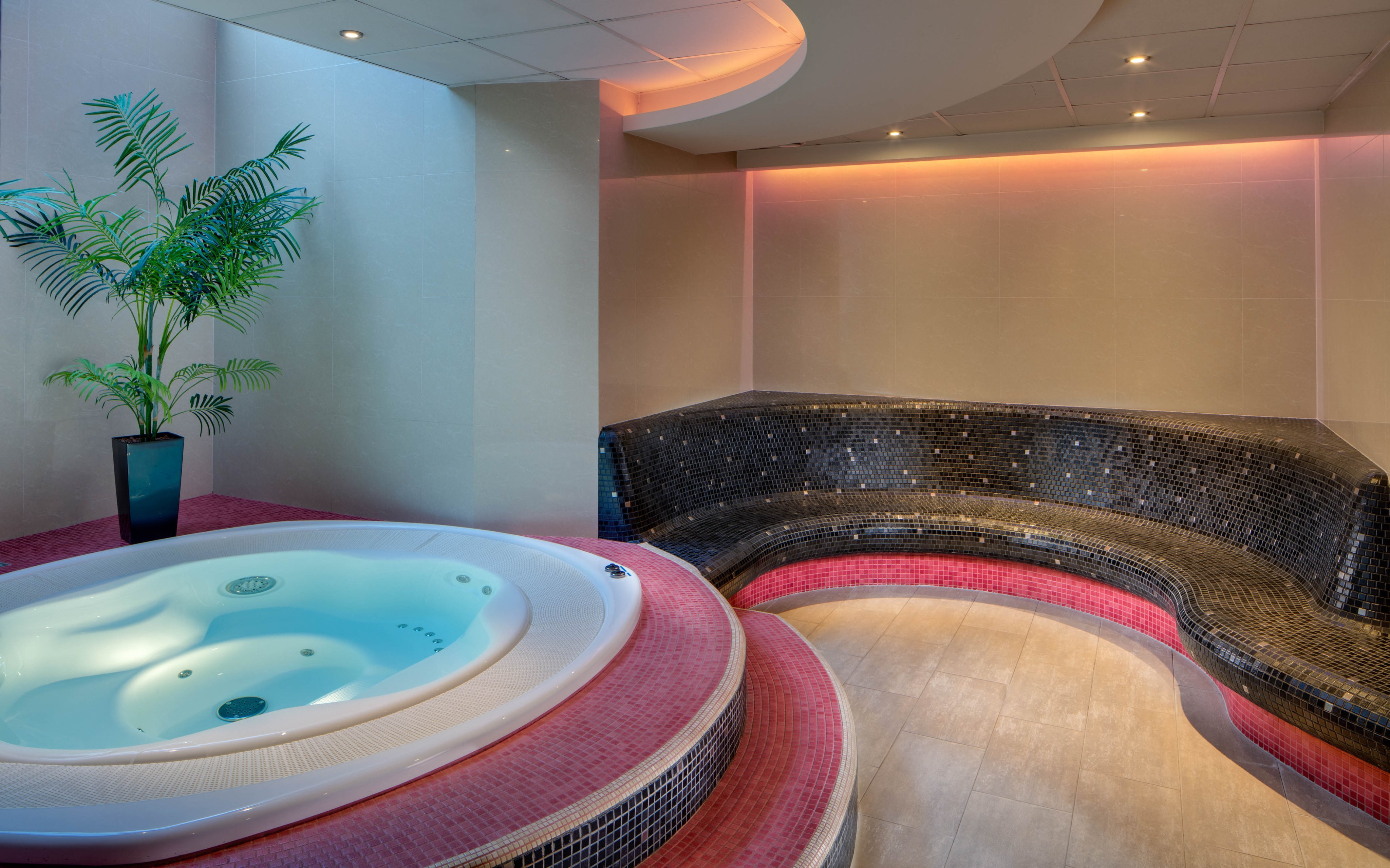 Brno u centra: Hotel Avanti **** se střešním wellness s parádním výhledem (vířivka, sauna) + bowling a snídaně