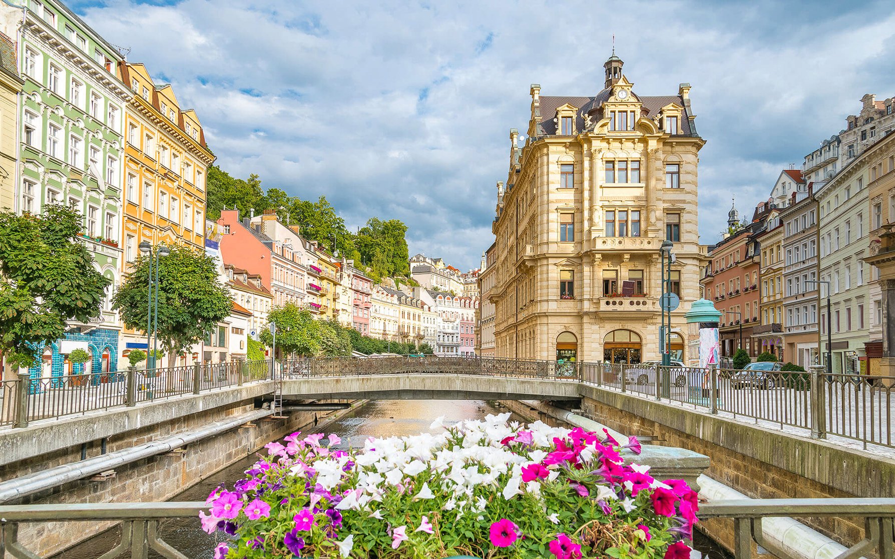 Karlovy Vary u Mlýnské kolonády (70 m) v Hotelu Palatin **** se snídaní a vstupem do lázní + tradiční oplatky
