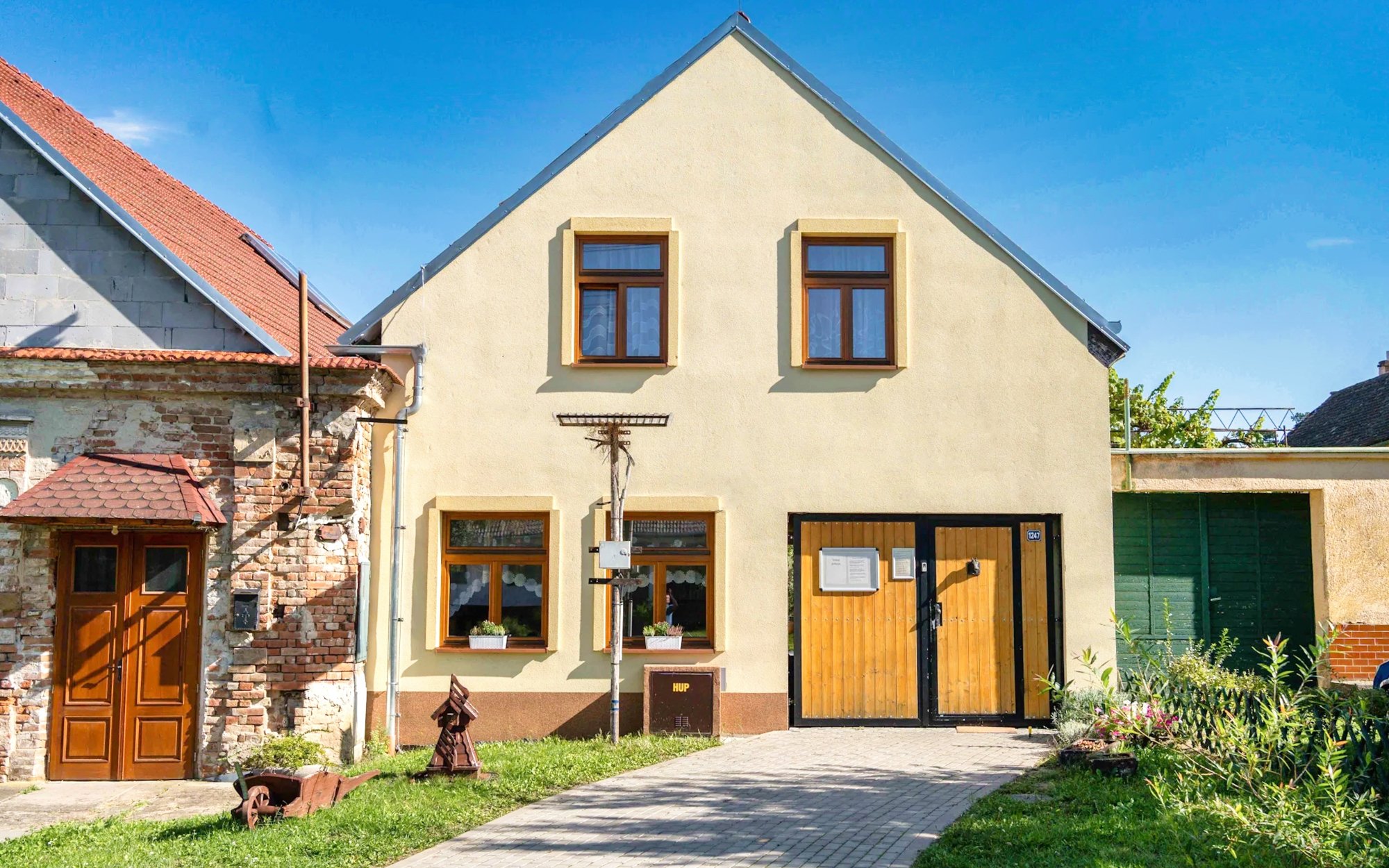 Jižní Morava: Valtice pouhých 550 m od zámku v Penzionu Alenka se snídaní, degustací vína a welcome drinkem