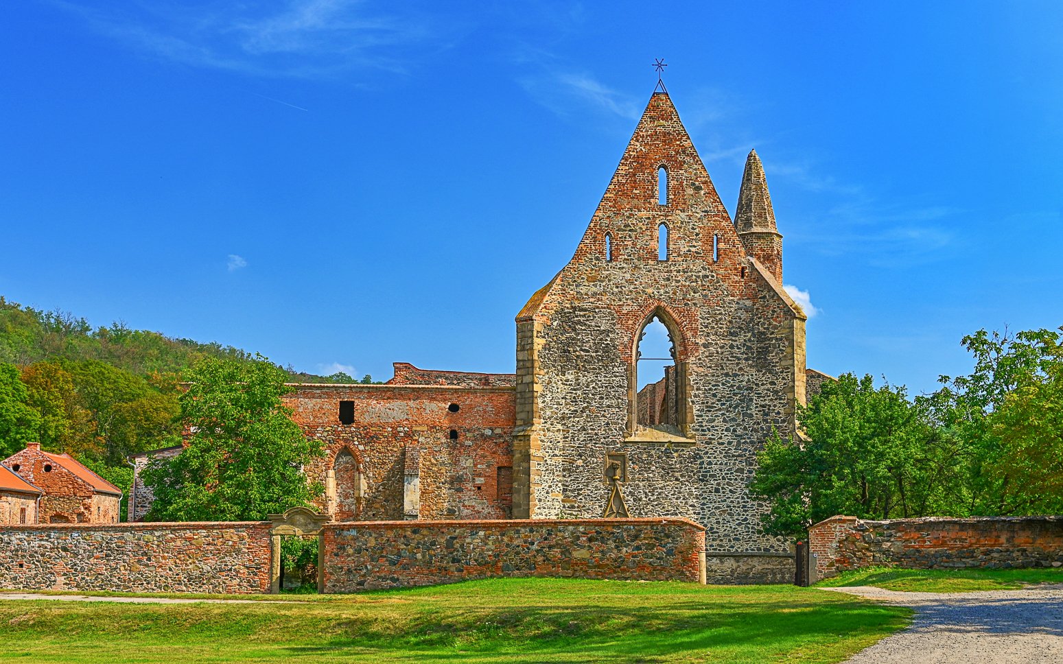 Ivančice u Brna, zámku Oslavany a klášteru Rosa coeli v Penzionu U Brázdů se snídaní a vstupy na dvě výstavy