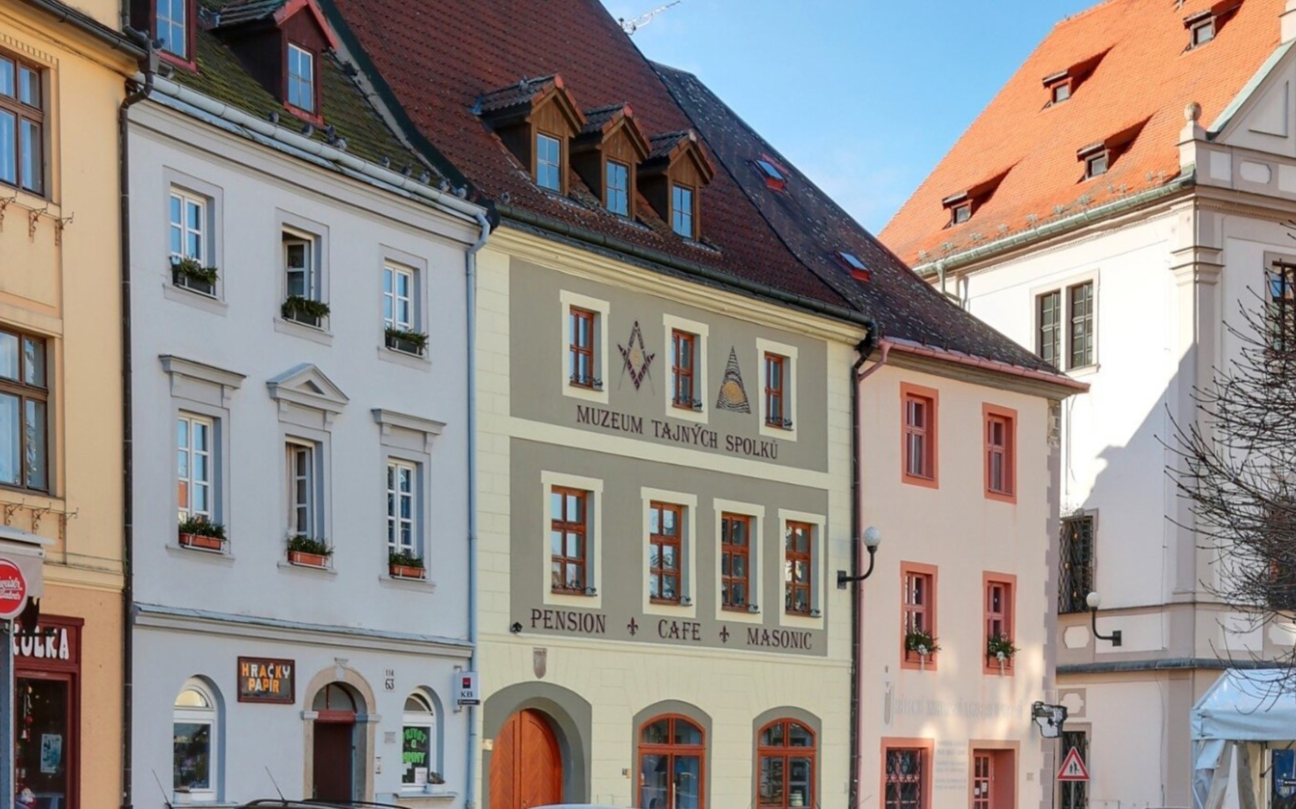 Loket u Karlových Varů s výhledem na hrad: Pension Masonic House **** se snídaní/polopenzí + vstupy do muzeí