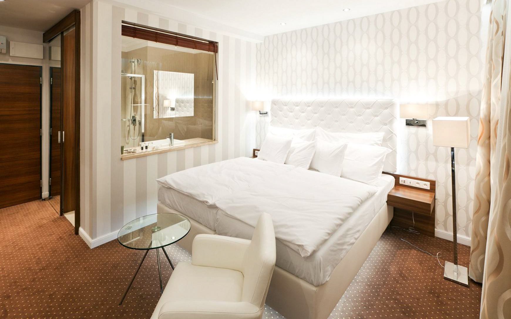 Liberec s výhledem na Ještěd: Pytloun City Boutique Self Check-in Hotel se snídaněmi a večeří + drink či tapas