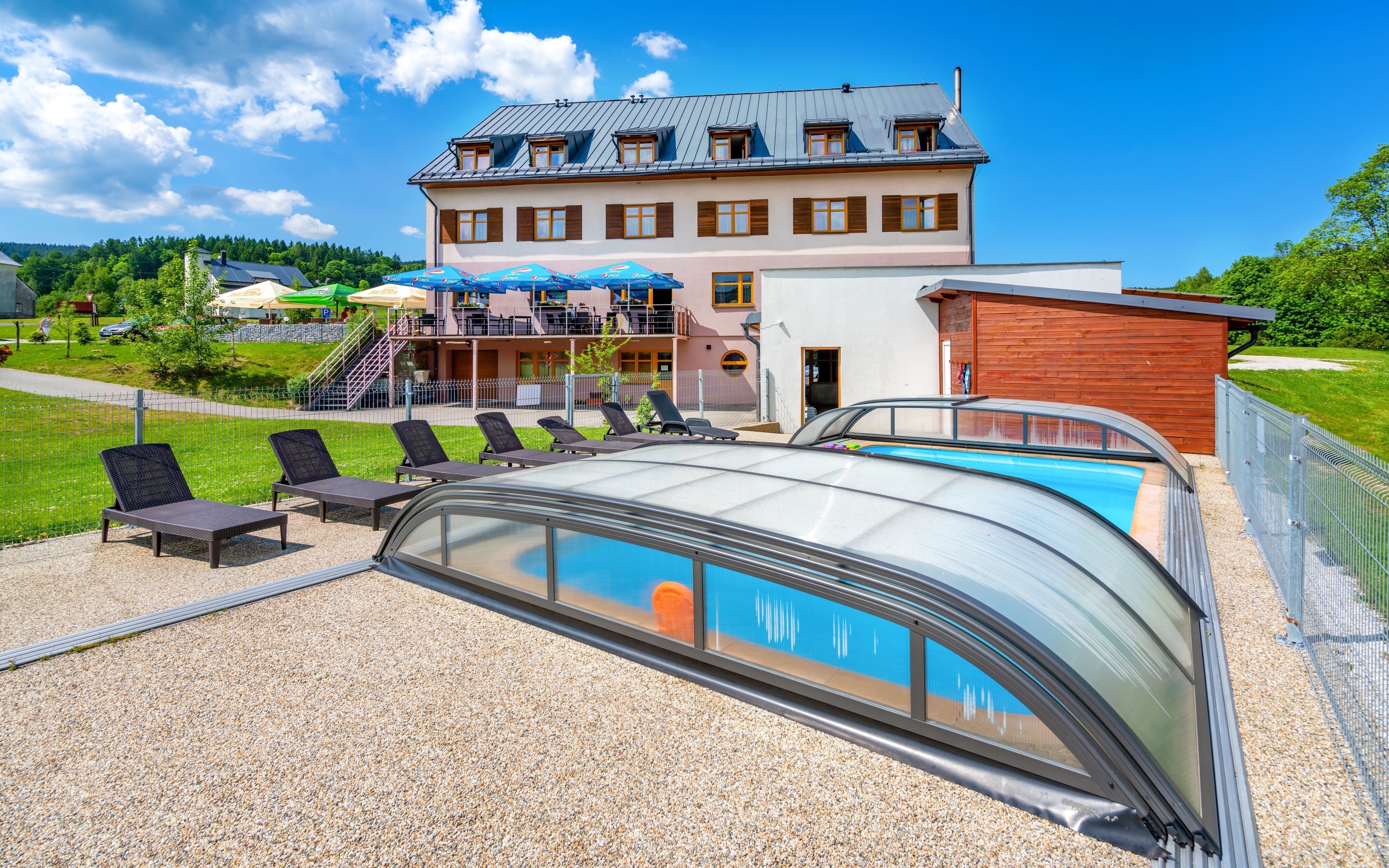 Jeseníky: Pobyt v Hotelu Park *** s polopenzí, neomezeným vstupem do vnitřního i venkovního bazénu a slevami