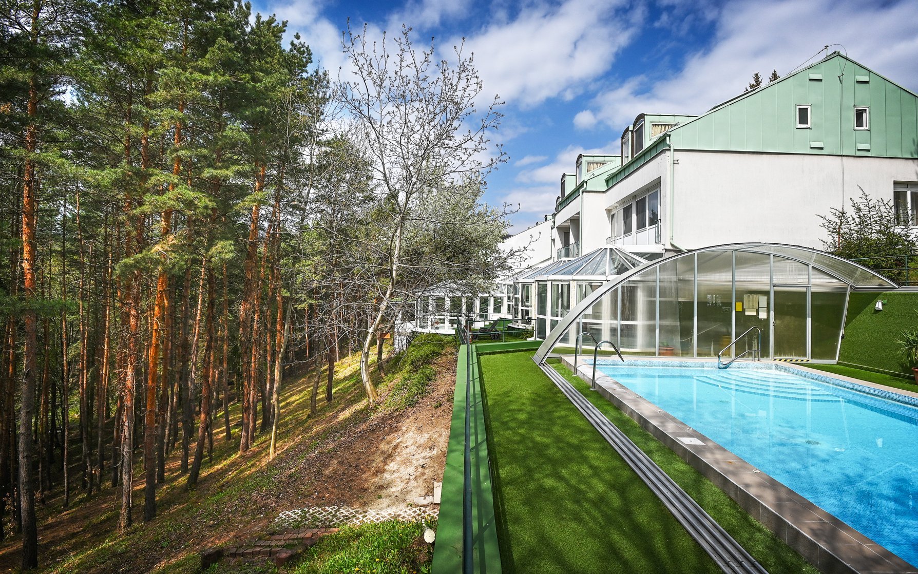 Maďarsko u termálů: Panoráma Hotel Noszvaj *** s wellness s panoramatickou vířivkou i saunami + polopenze