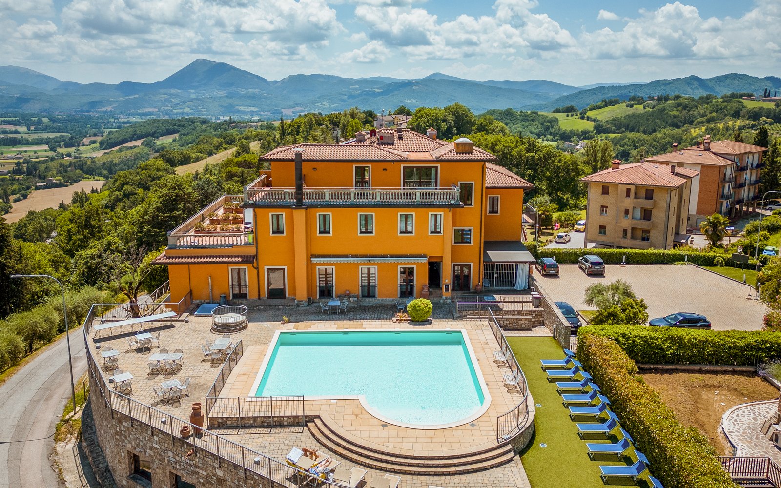 Itálie v Hotelu Fortebraccio *** se snídaní či polopenzí, venkovním bazénem, zapůjčením kol + možnost wellness