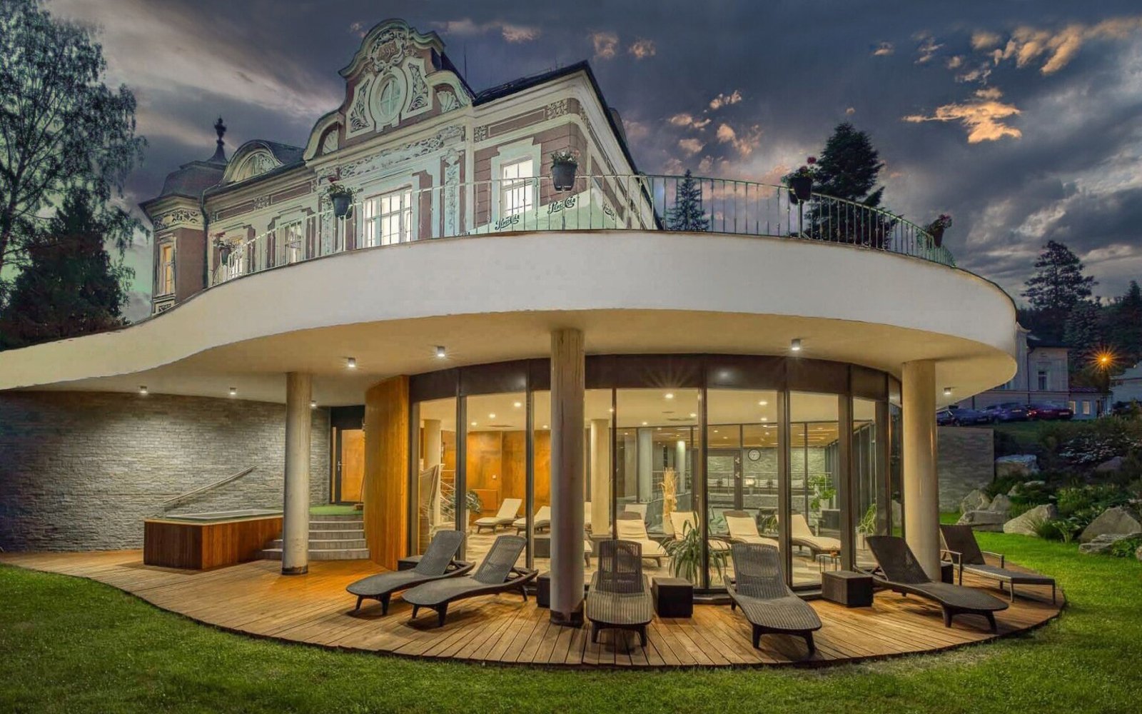 Jeseníky: Dovolená v Hotelu Villa Regenhart **** se snídaní nebo polopenzí a neomezeným bazénem + saunový svět