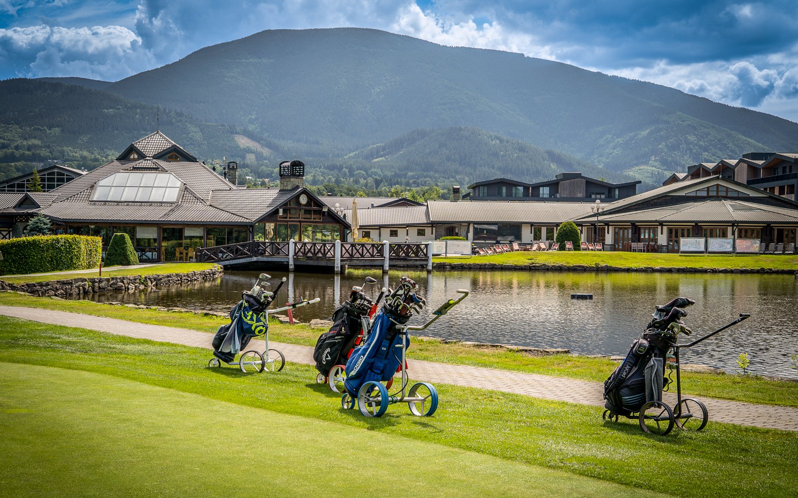 Beskydy nedaleko Stezky v oblacích Valaška: Golfový resort Prosper Golf Čeladná *** se snídaní