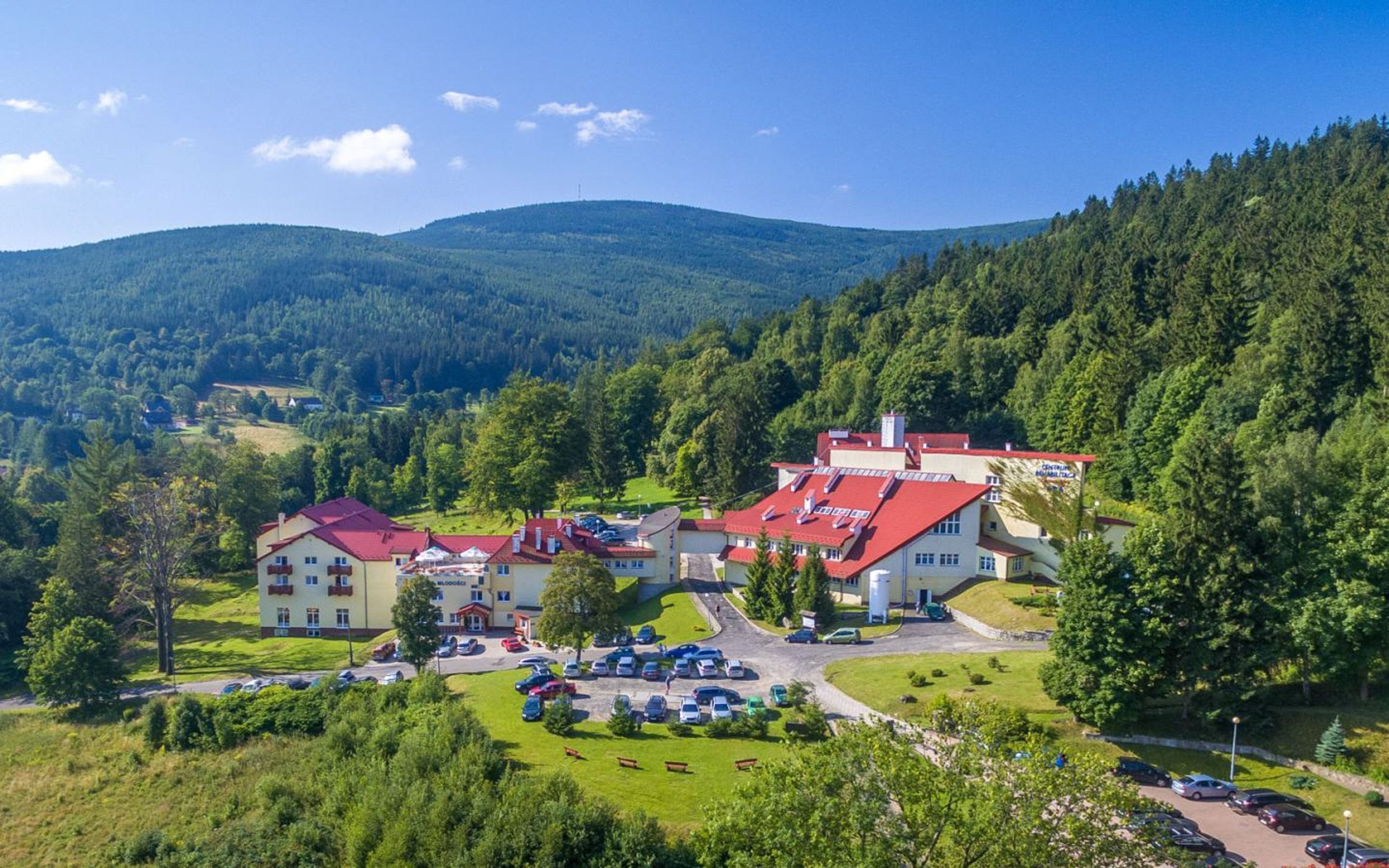 Polsko: Jizerské hory jen 2 km od Česka v Resortu Klinika Młodości s polopenzí a neomezeným wellness centrem