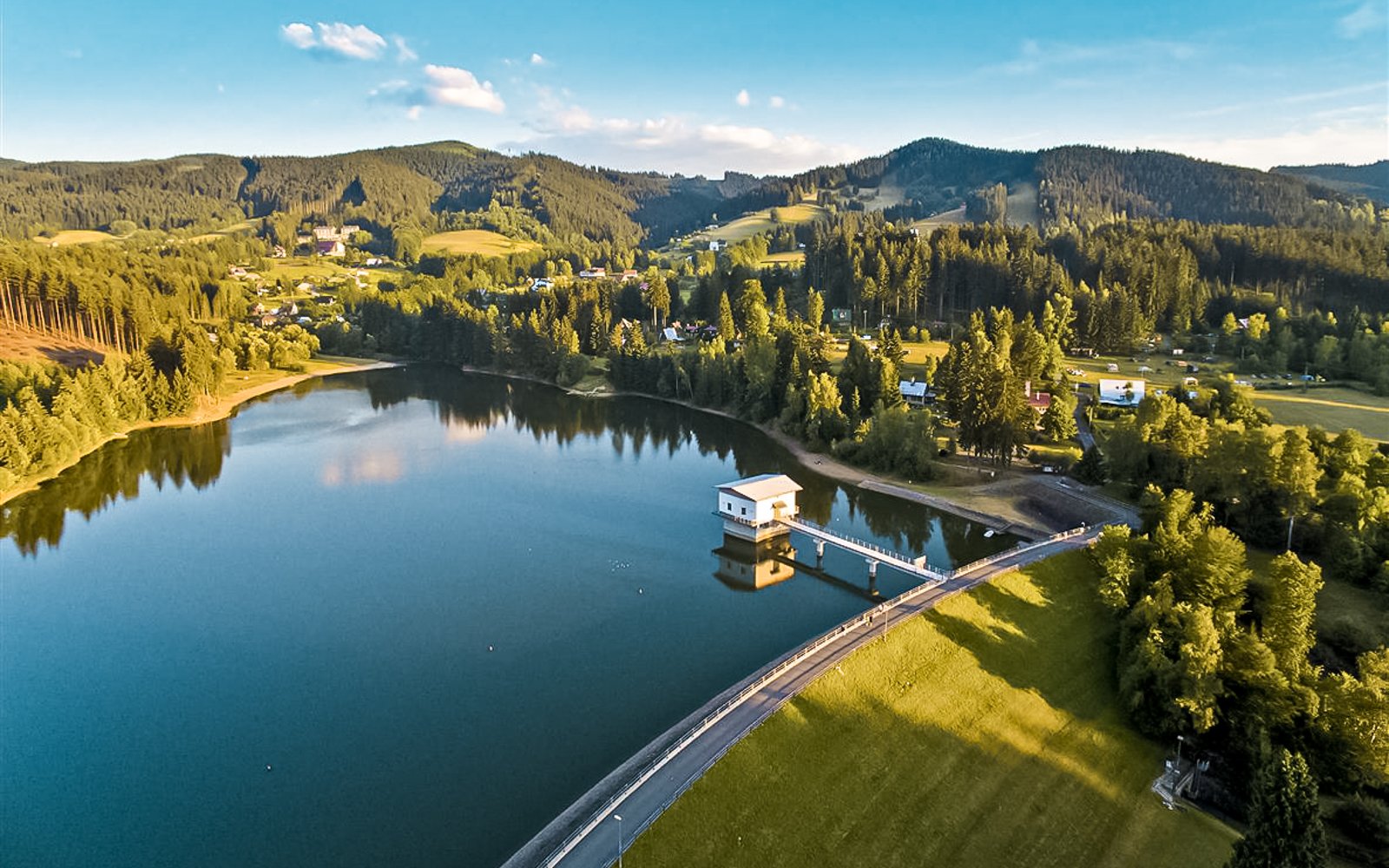 CHKO Beskydy u přehrady Horní Bečva a nedaleko výletních cílů v Penzionu U Pláže se snídaněmi formou bufetu