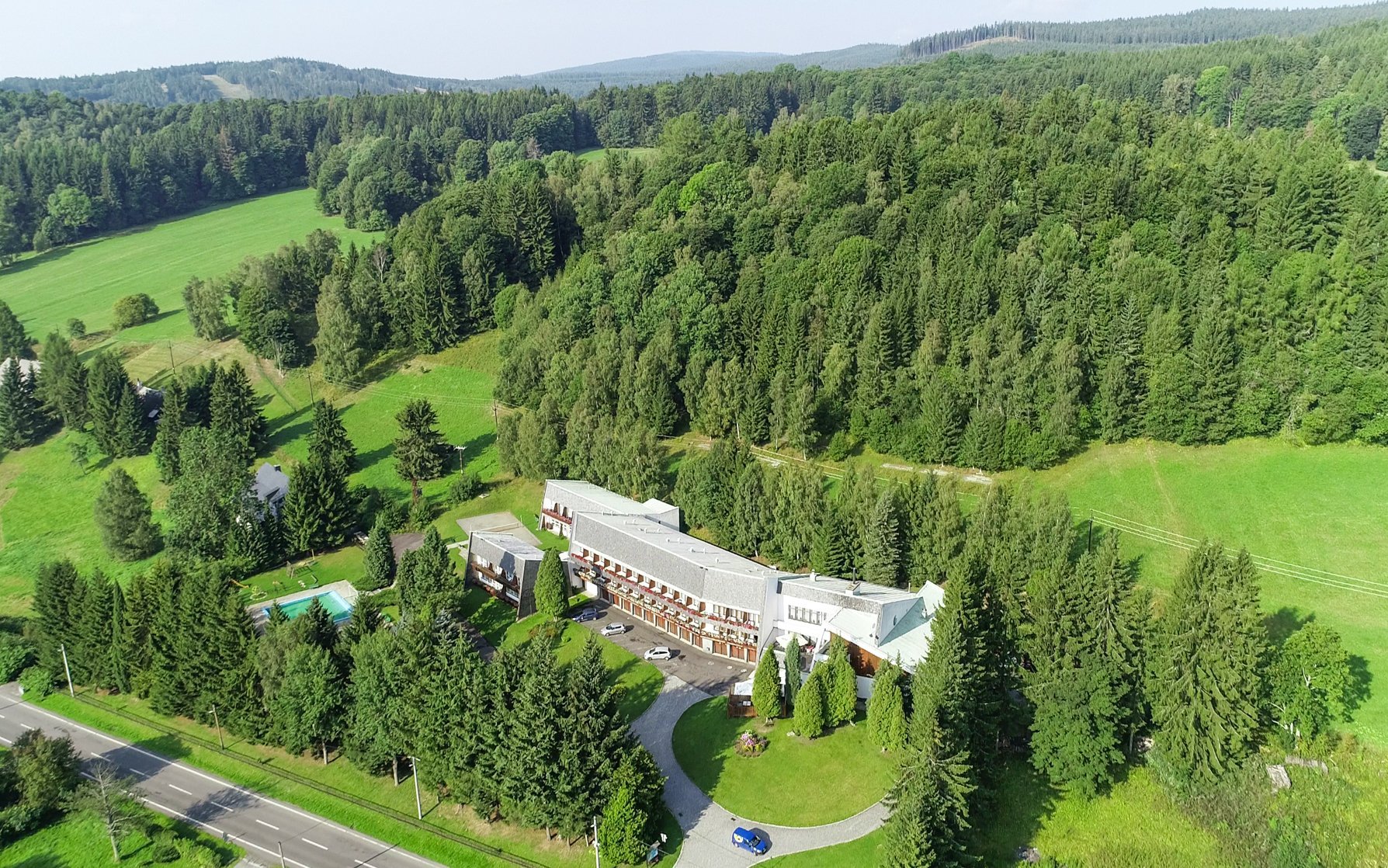 Jeseníky: Malá Morávka v Horském Hotelu Neptun s polopenzí, venkovním bazénem a ohništěm/grilem + dětská herna