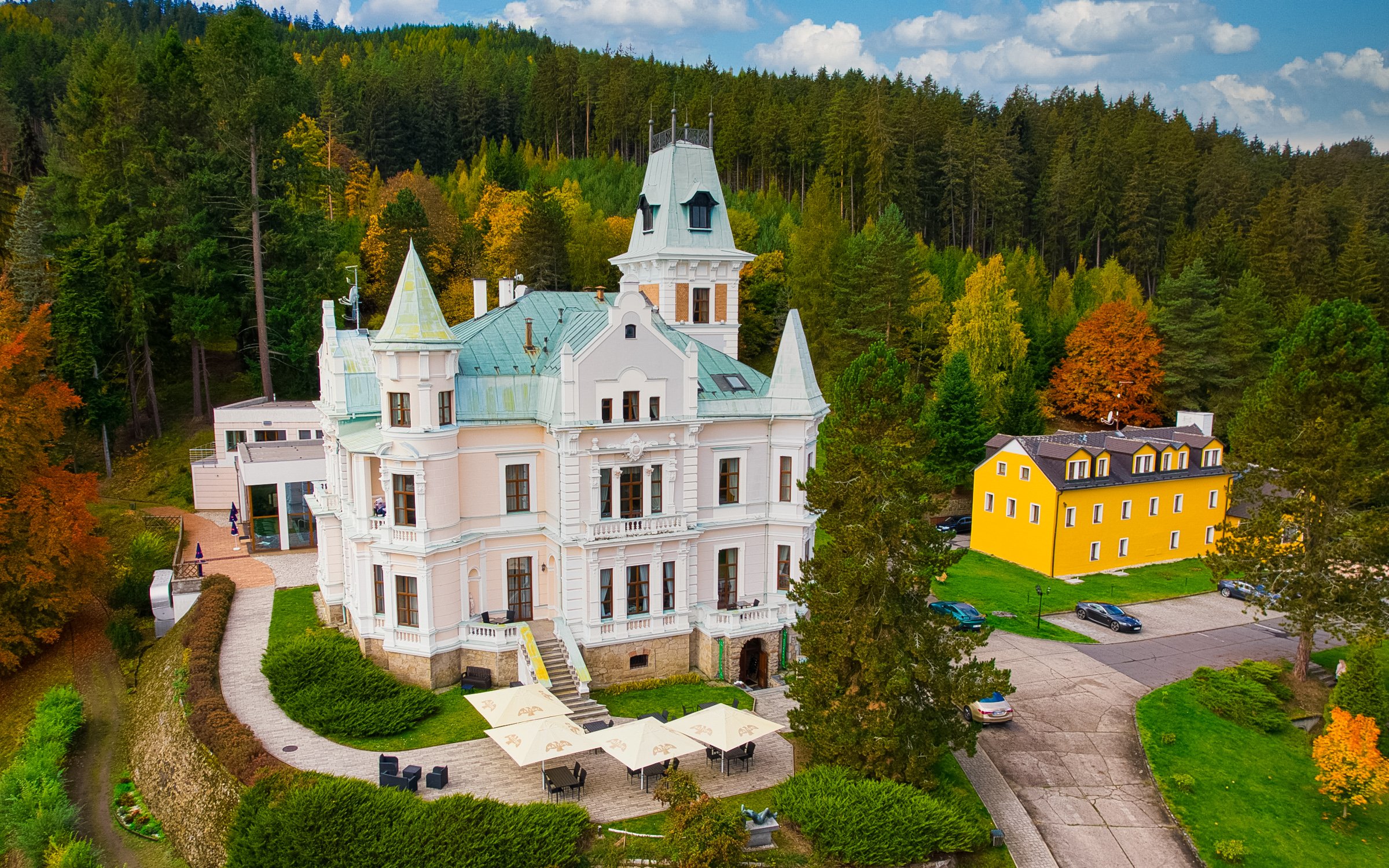 Karlovy Vary: Zámecký pobyt v Chateau Cihelny **** se snídaní či polopenzí, neomezeným wellness a masáží