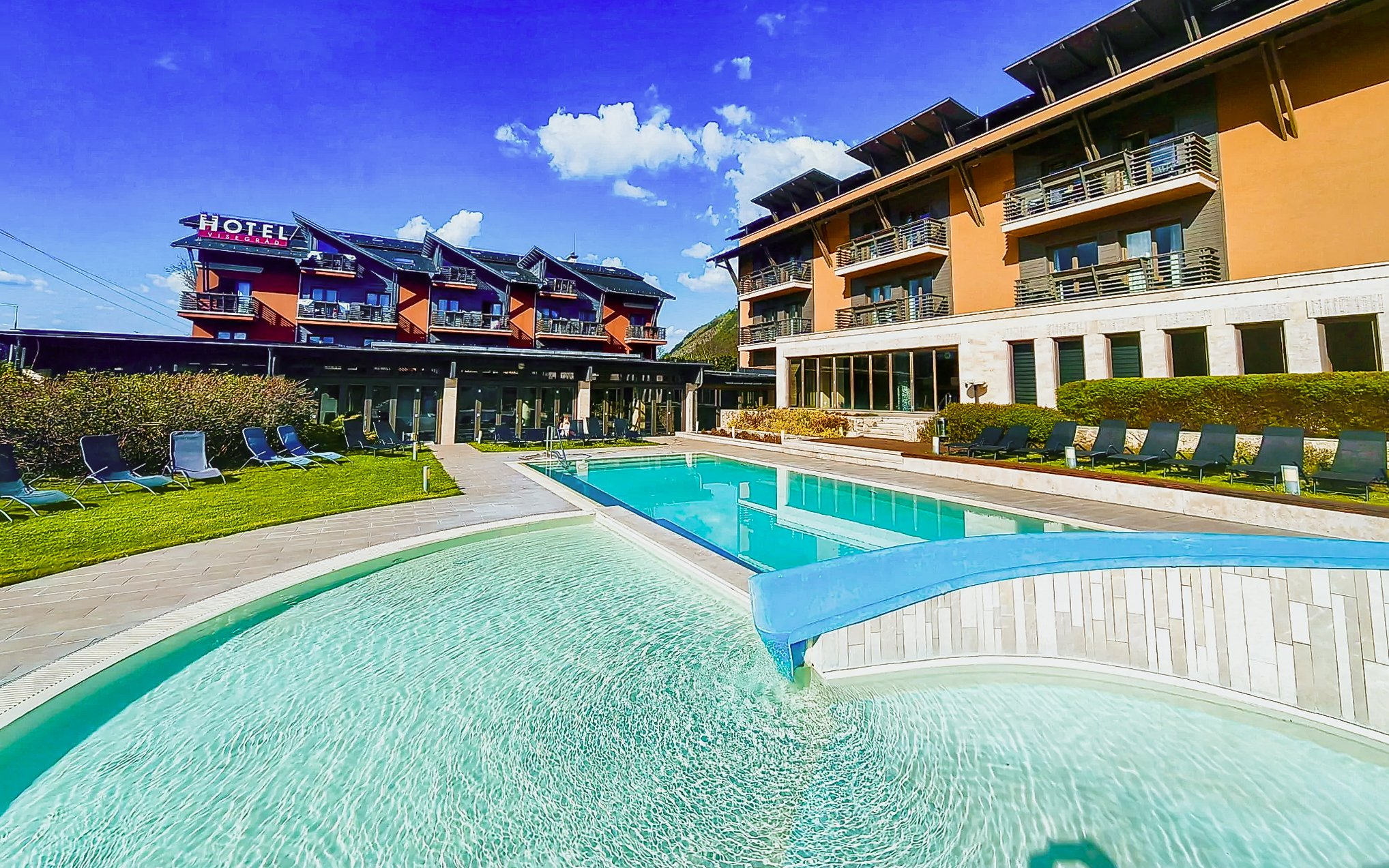 Královský pobyt v Hotelu Visegrád **** s plnou penzí, vínem, neomezenými bazény a saunami i rytířským soubojem