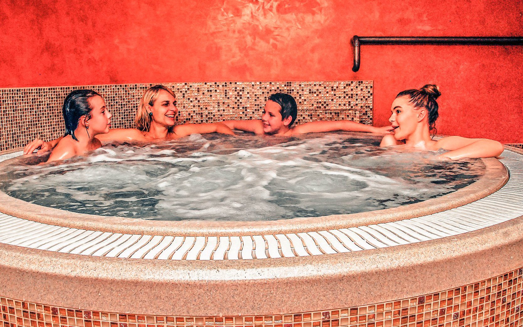 Krkonoše: Harrachov s výhledem na skokanské můstky v Pensionu 7 s privátním wellness, snídaní/polopenzí + víno