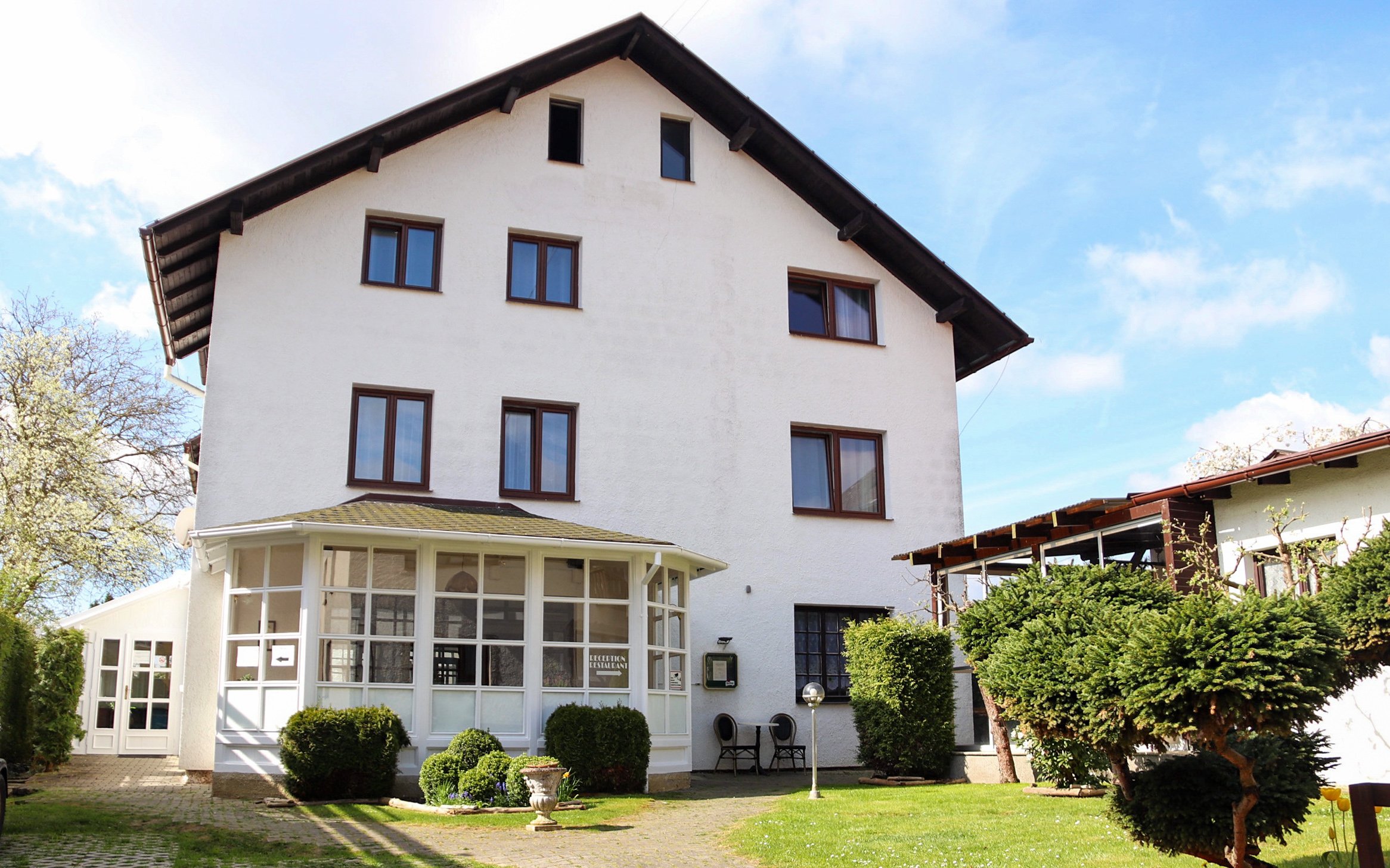 Mariánské Lázně blízko centra: Relaxační pobyt v B&B Hotelu Volčík se snídaní + masáž zad a šíje