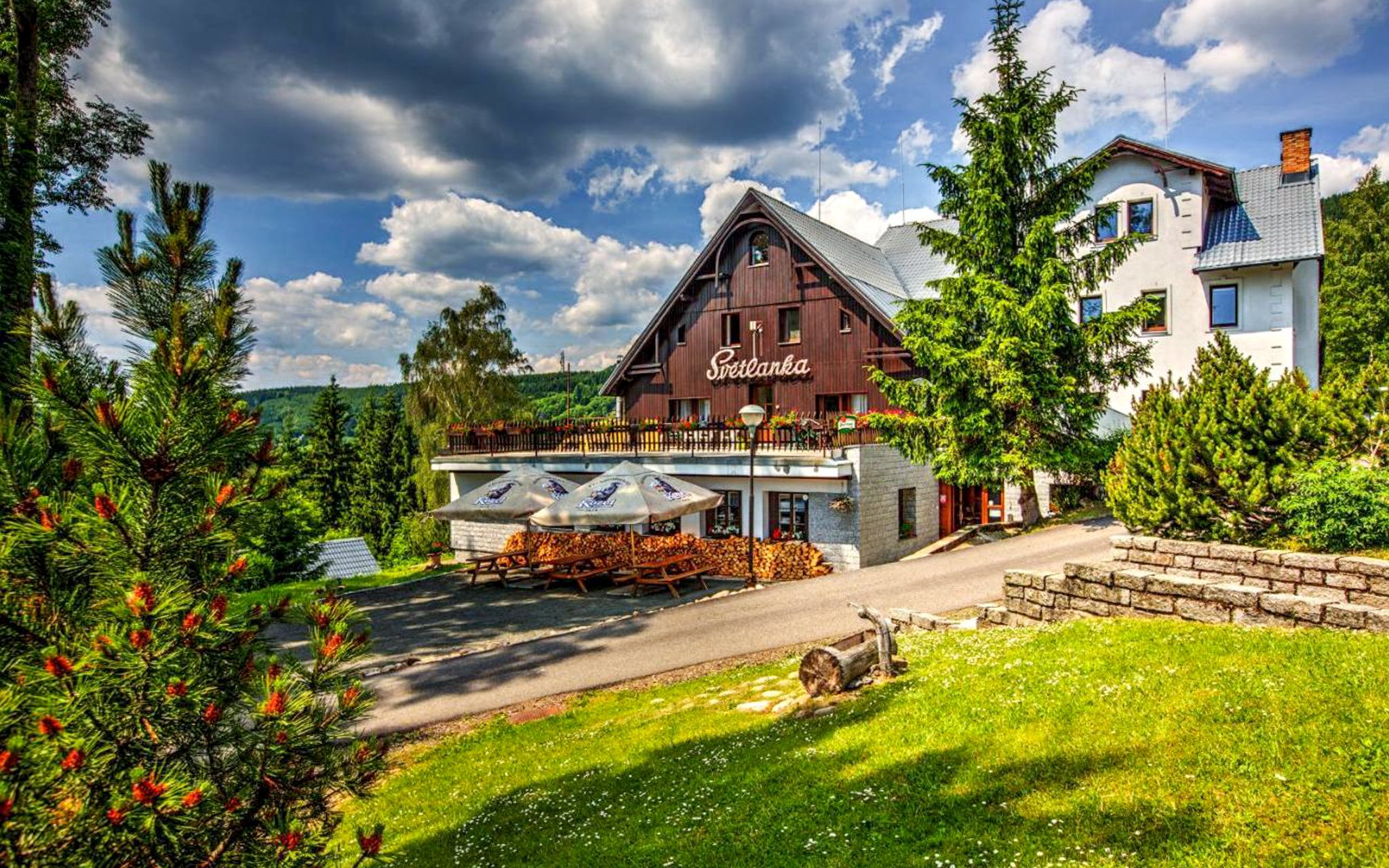 Krkonoše: Rokytnice nad Jizerou v Chatě Světlanka s polopenzí a vyžitím (šipky, hřiště...) + dětský koutek