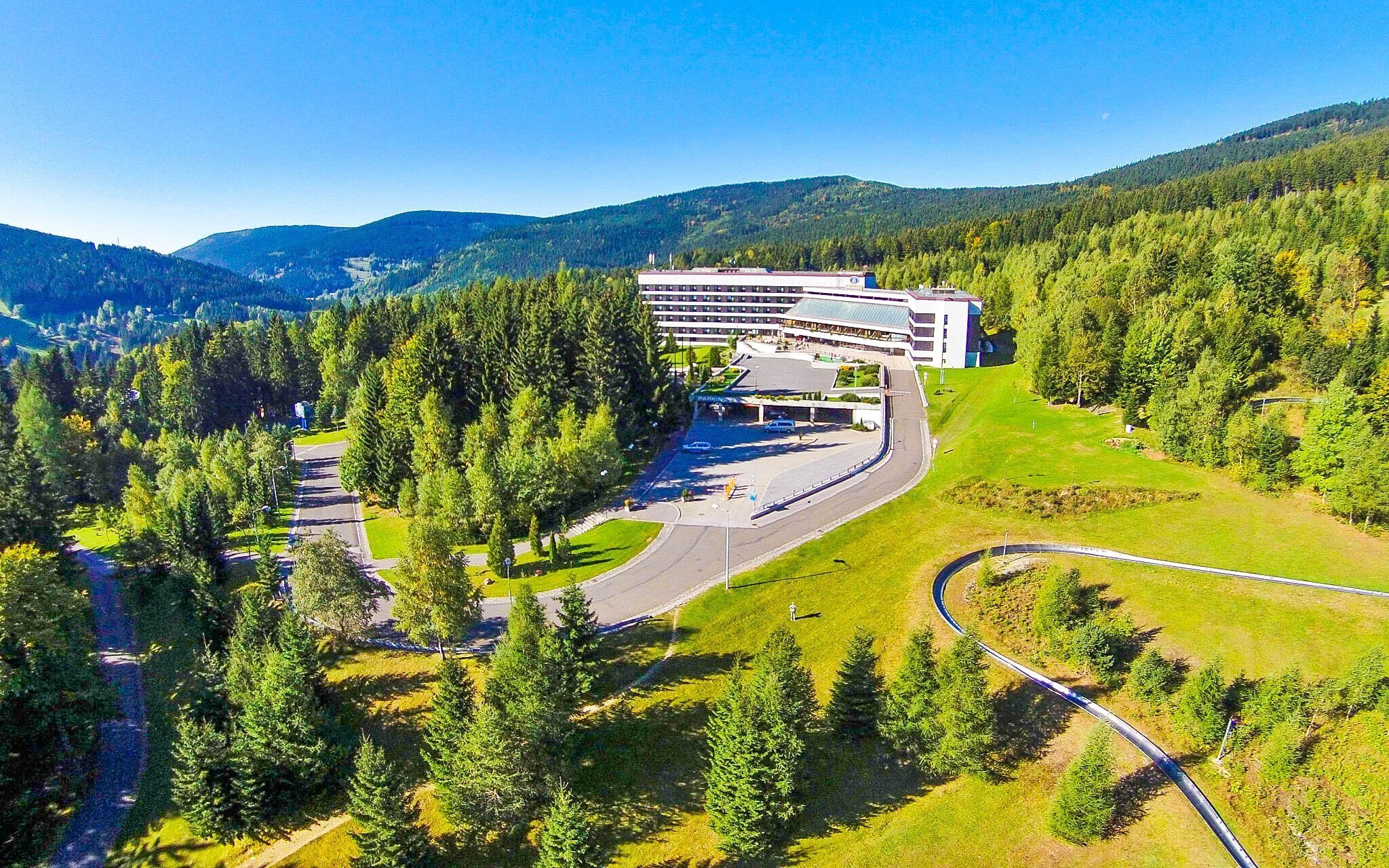 Krkonoše: Špindlerův Mlýn blízko centra ve 4* Harmony Hotelu s polopenzí a wellness (bazén, 2 vířivky, 5 saun)