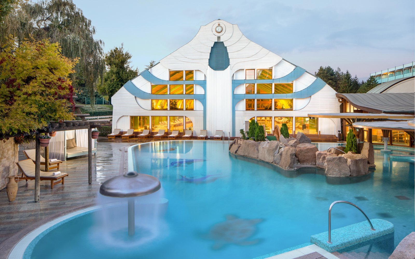 Hévíz: NaturMed Hotel Carbona **** s polopenzí/plnou penzí a neomezeným termálním wellness + masáž a drink