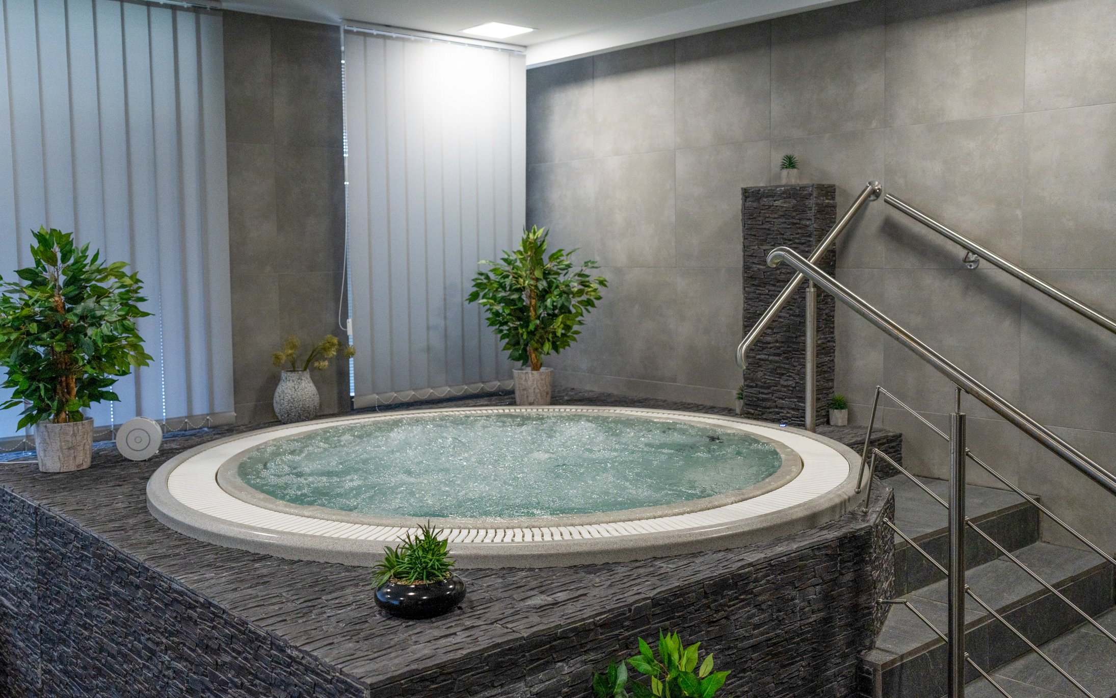 Bílé Karpaty v Horském Hotelu Jelenovská *** s polopenzí, vínem, bazénem a projížďkou na koni nebo vířivkou