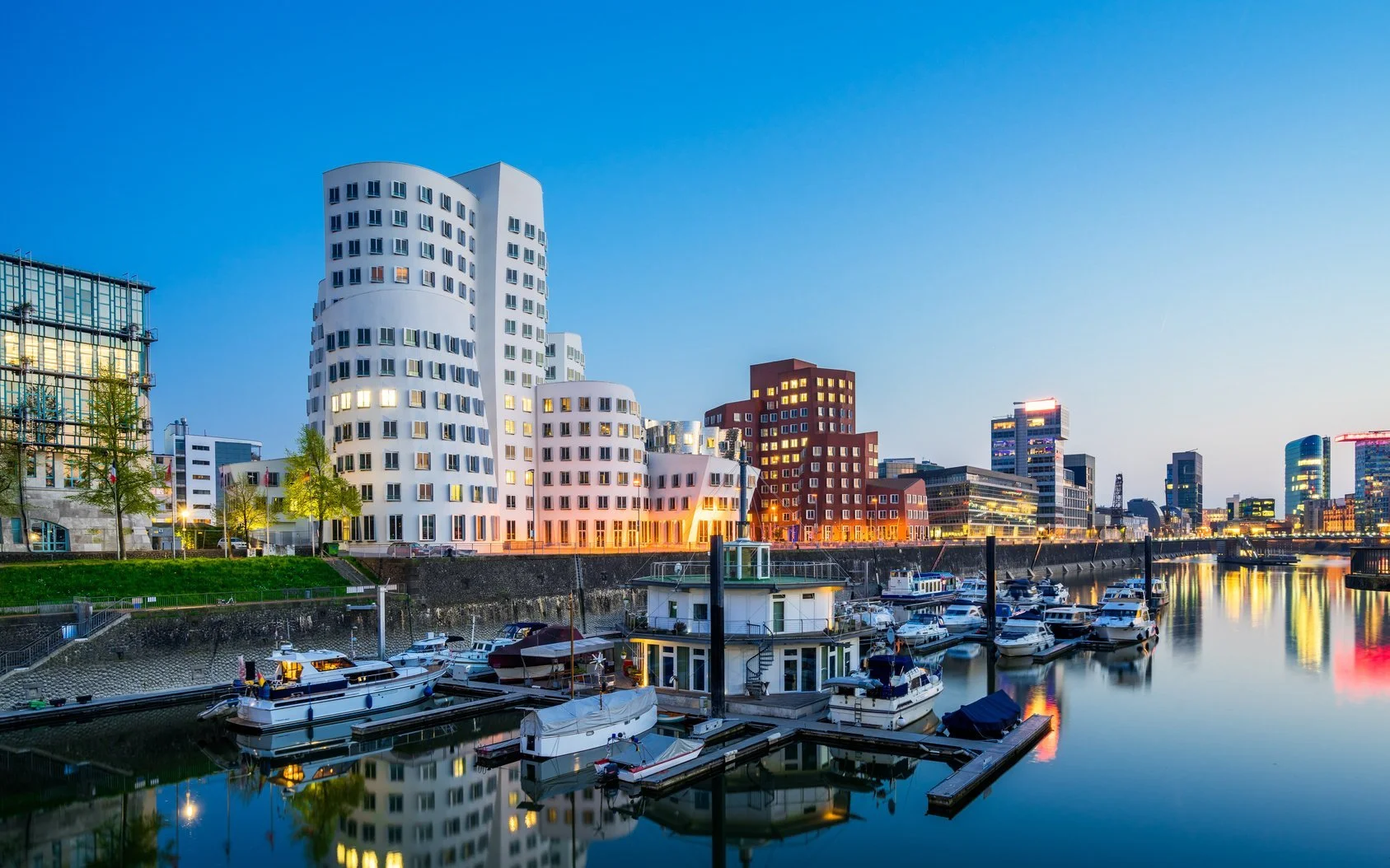 Dovolená v Porýní: Düsseldorf blízko zámku a atrakcí v Hotelu MOXY Düsseldorf South se snídaněmi formou bufetu