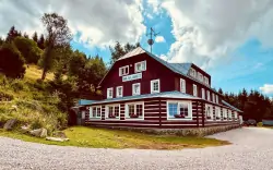 Krkonoše: Pec pod Sněžkou v Horskej roubenke a 3* hoteli Bílá labuť s polpenziou, bazénom a privátnym wellness