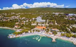 Malebná Crikvenica 250 m od pláže v Hoteli Omorika **** s polpenziou Plus a bazénom + deti do 12 rokov zdarma